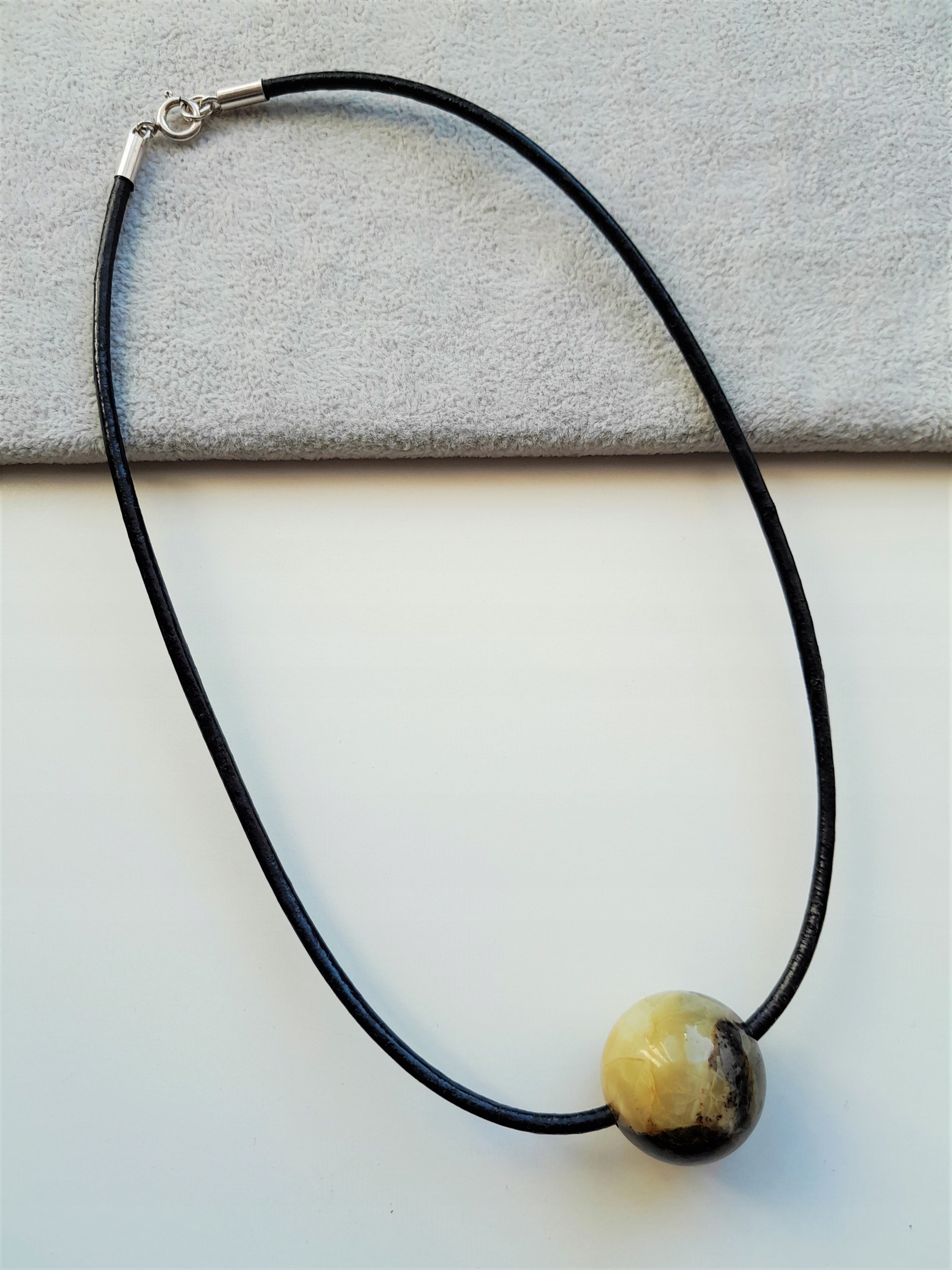 Náhrdelník jantar duo kulička 2 barvy 25 mm řemínky