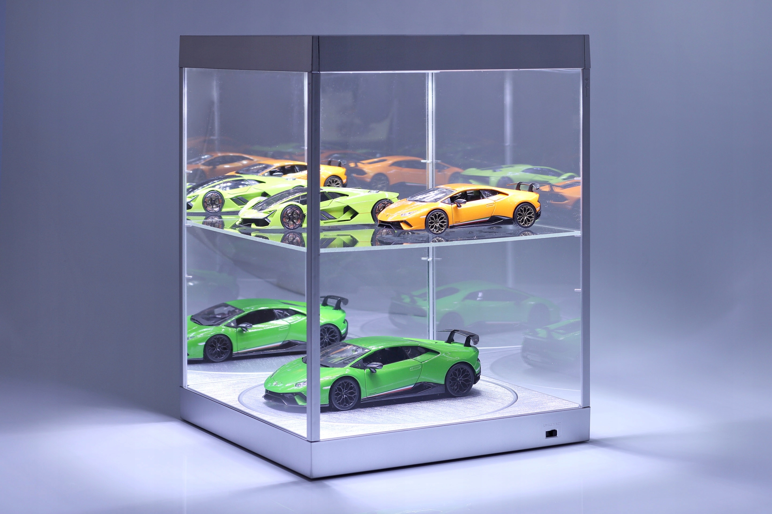 TRIPLE9 Vitrína 2-POZ.DO Modelů 1:18 otočné Zrcadlo Bílá