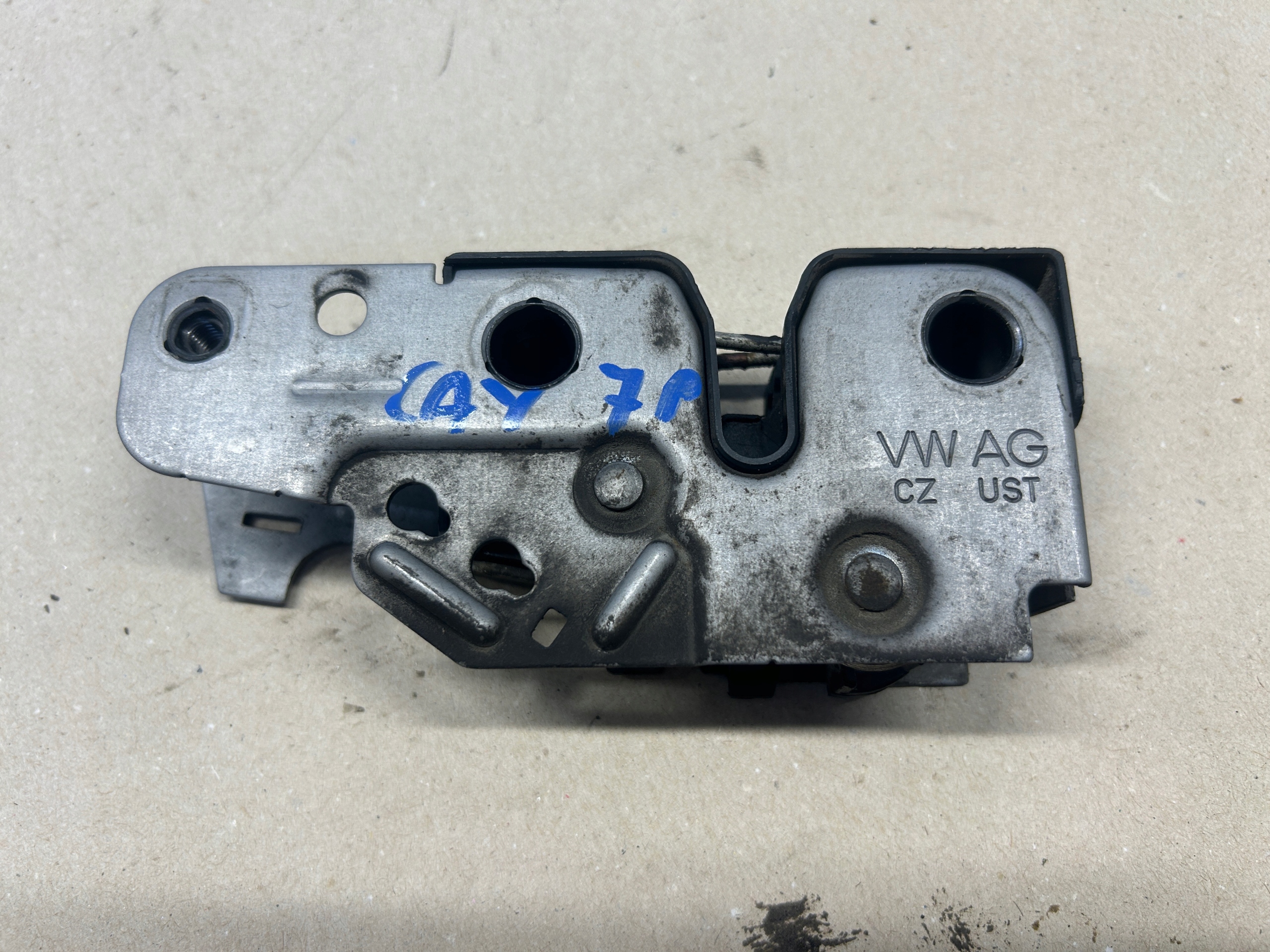 PORSCHE CAYENNE 7P bonnet latch lock 7P5623509