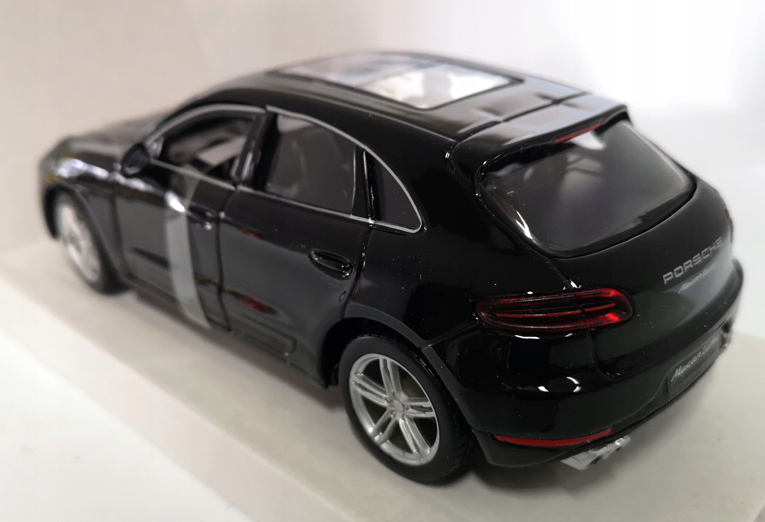 Model Metal Bburago 1:24 Porsche Macan BB 18-21077 EAN (GTIN) 4893993210770