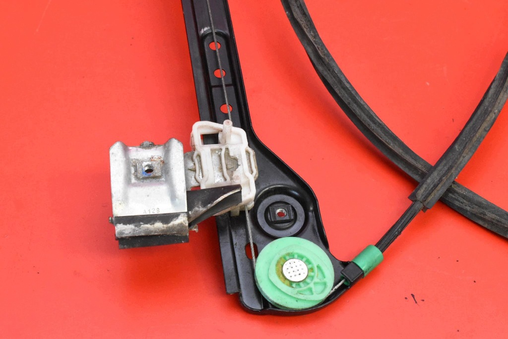 window regulator right front EU 992731-101 CHRYSLER PACIFICA 1 and 03-08