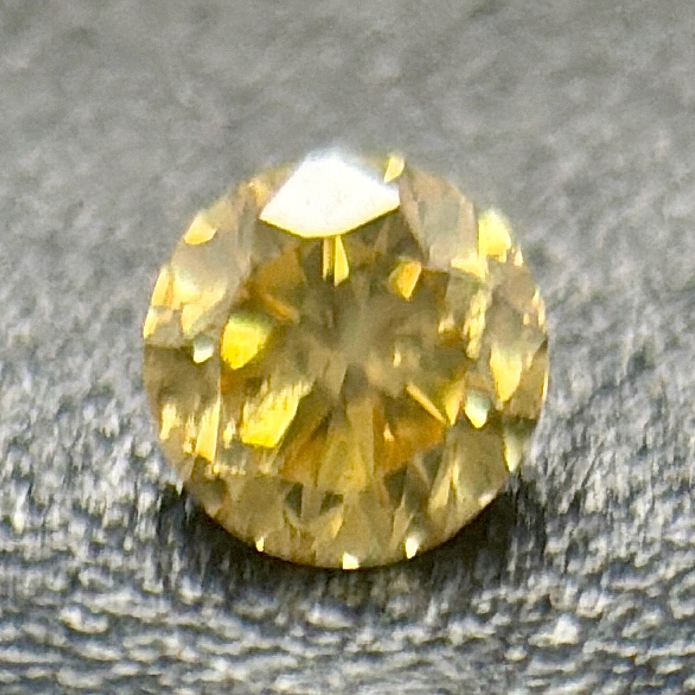 Přírodní diamant 0.03 ct Žlutý Briliant certifikát Wbd