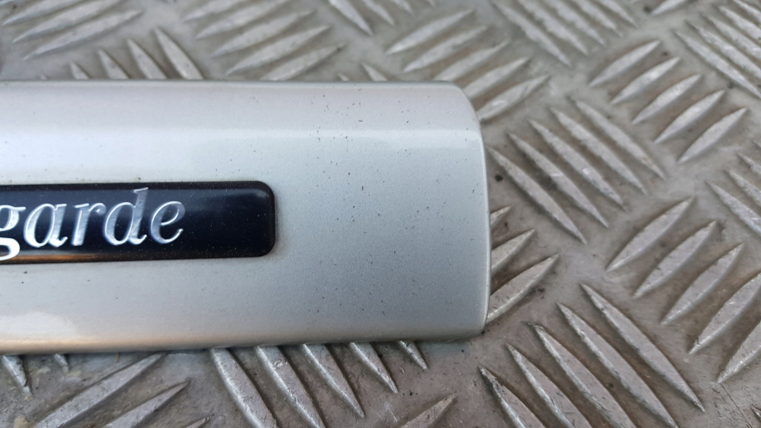 MERCEDES W208 AVANTGARDE Leiste Schutzleiste des Kotflügels links oder rechts