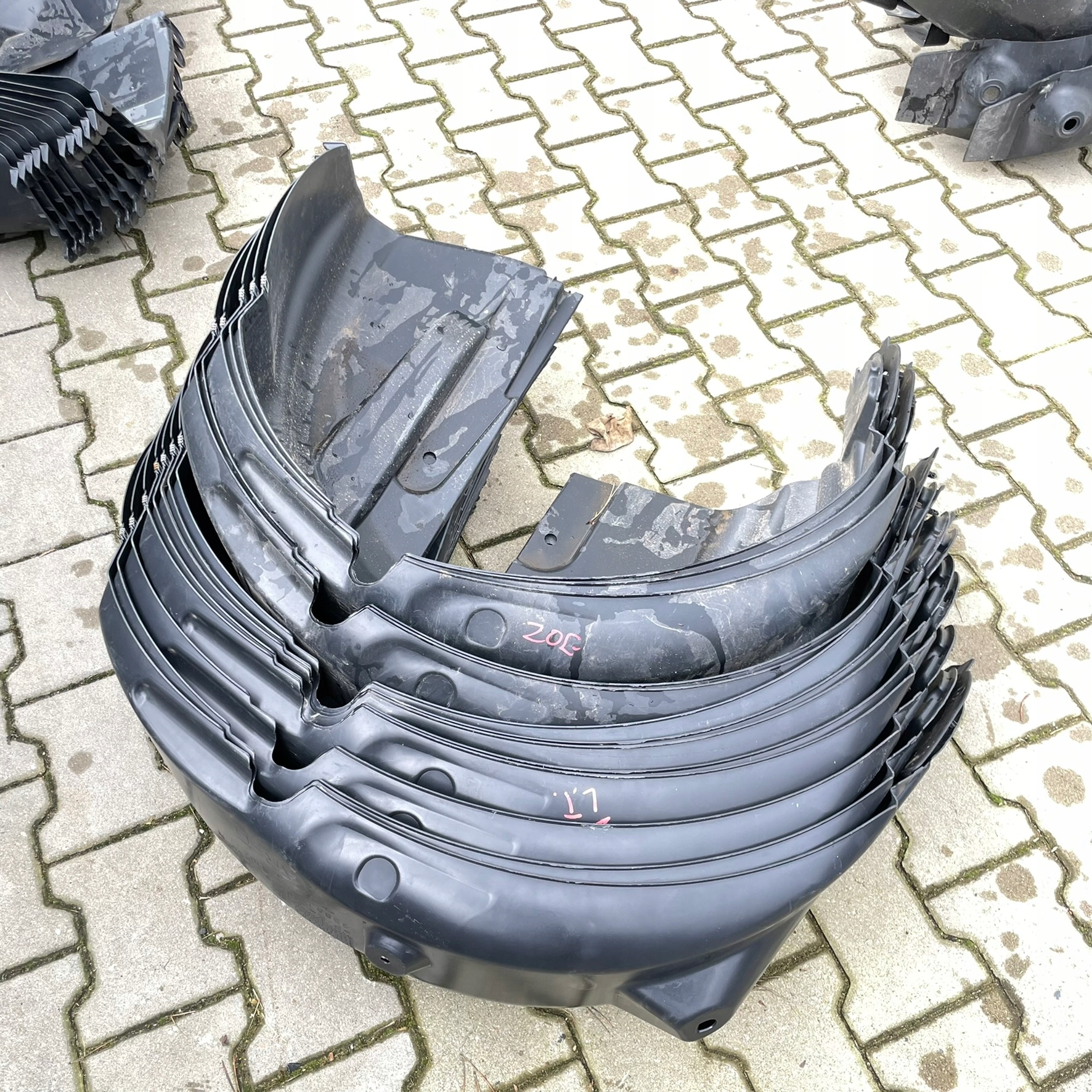 RENAULT ZOE II MUDGUARD REAR. LEFT REAR PART 767497459R
