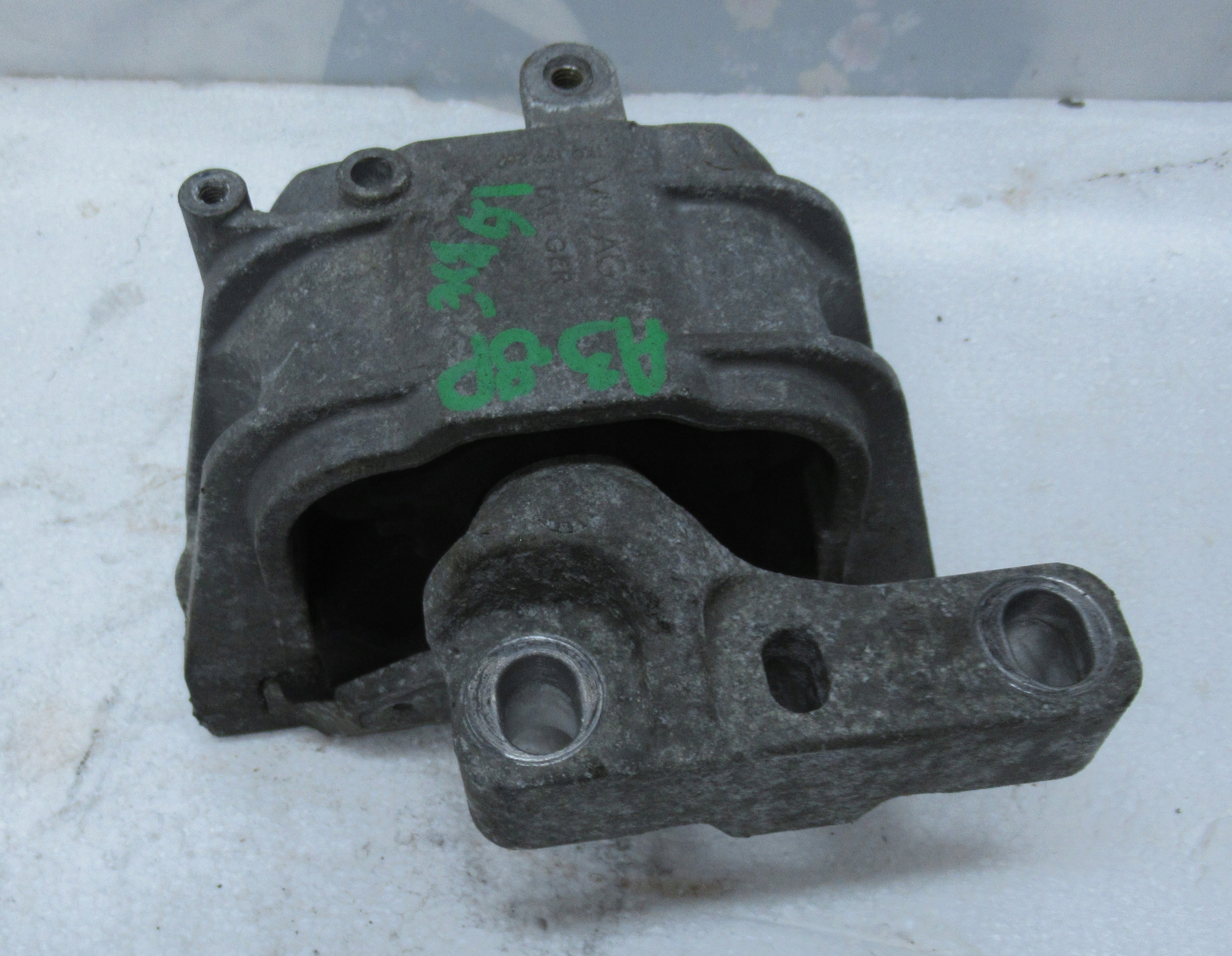 AUDI A3 8P 1.6 supporto Supporti motore usato 1K0199262A