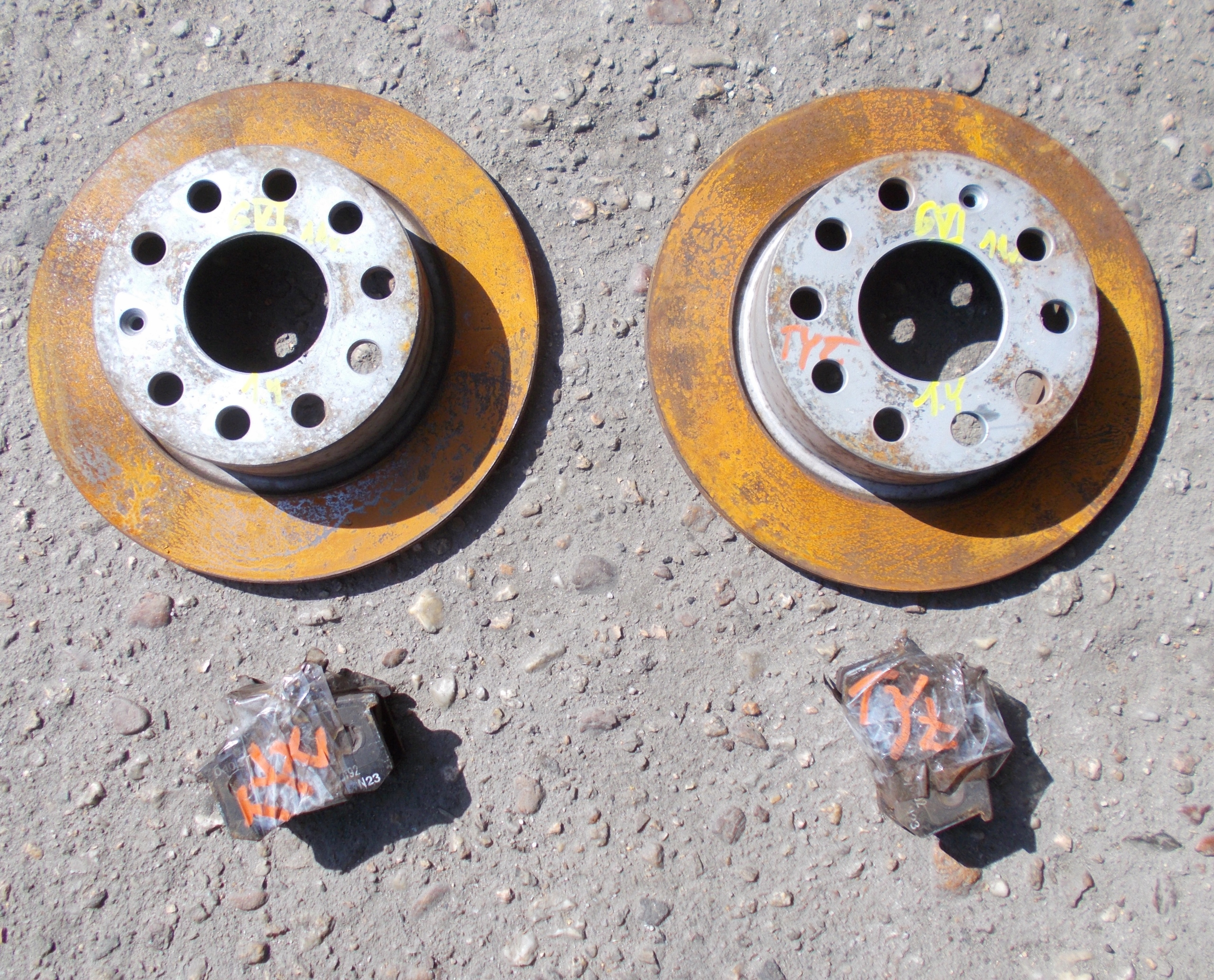 VW GOLF VI CABRIO 1.4 TSI 11R discs plates rear part KOMPLET