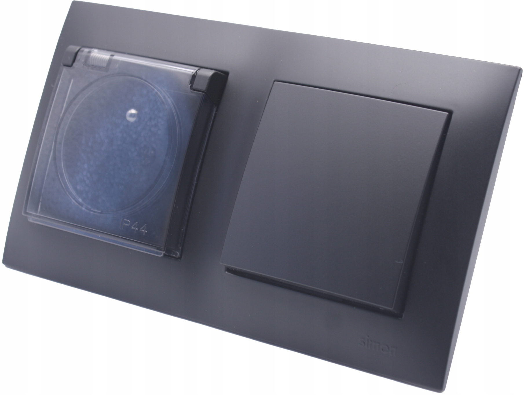 Zásuvka s klapkou a vypínač do koupelny černá sada s rámečkem Simon 54