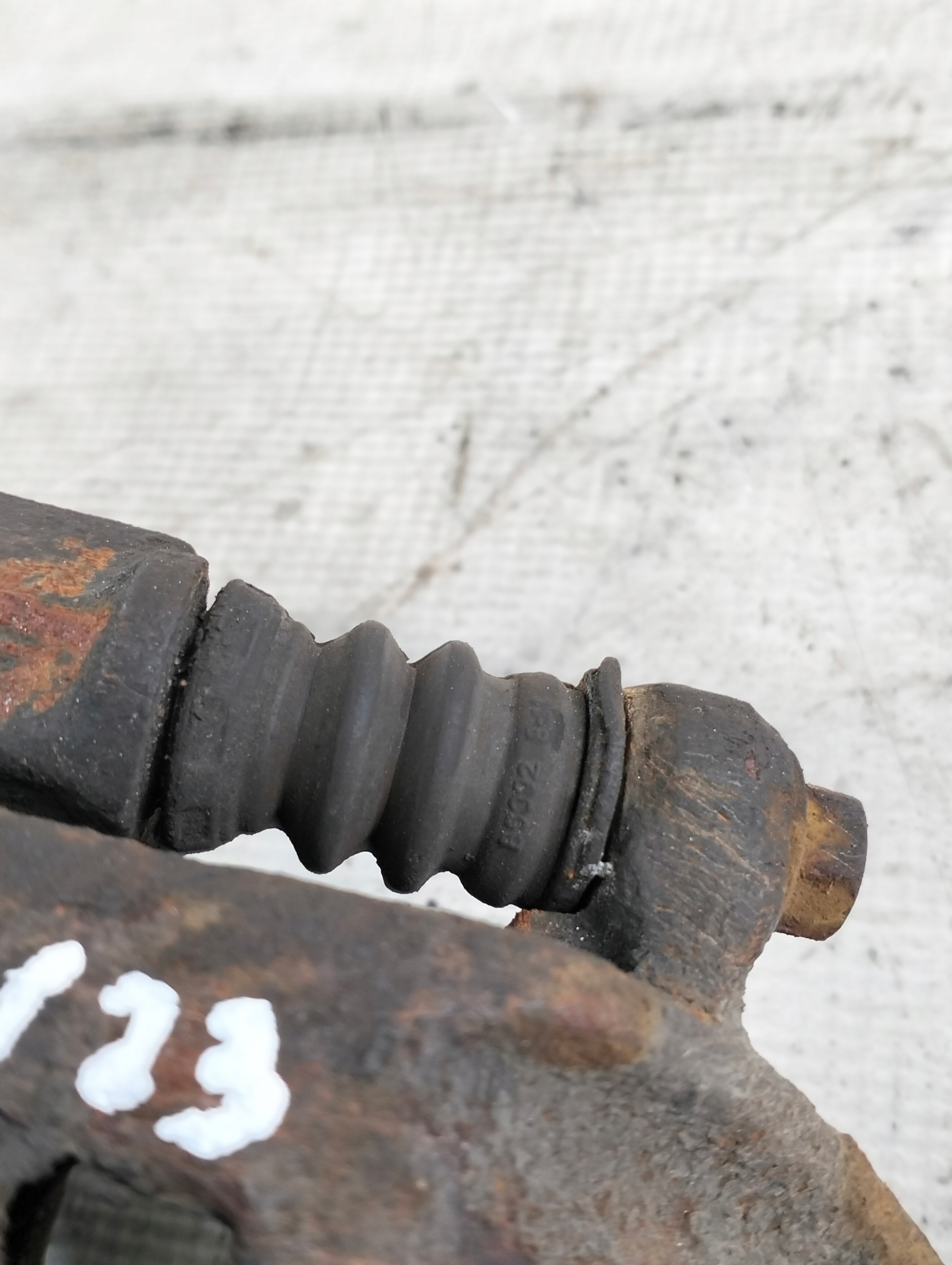 VOLVO V40 1999r caliper brake left front