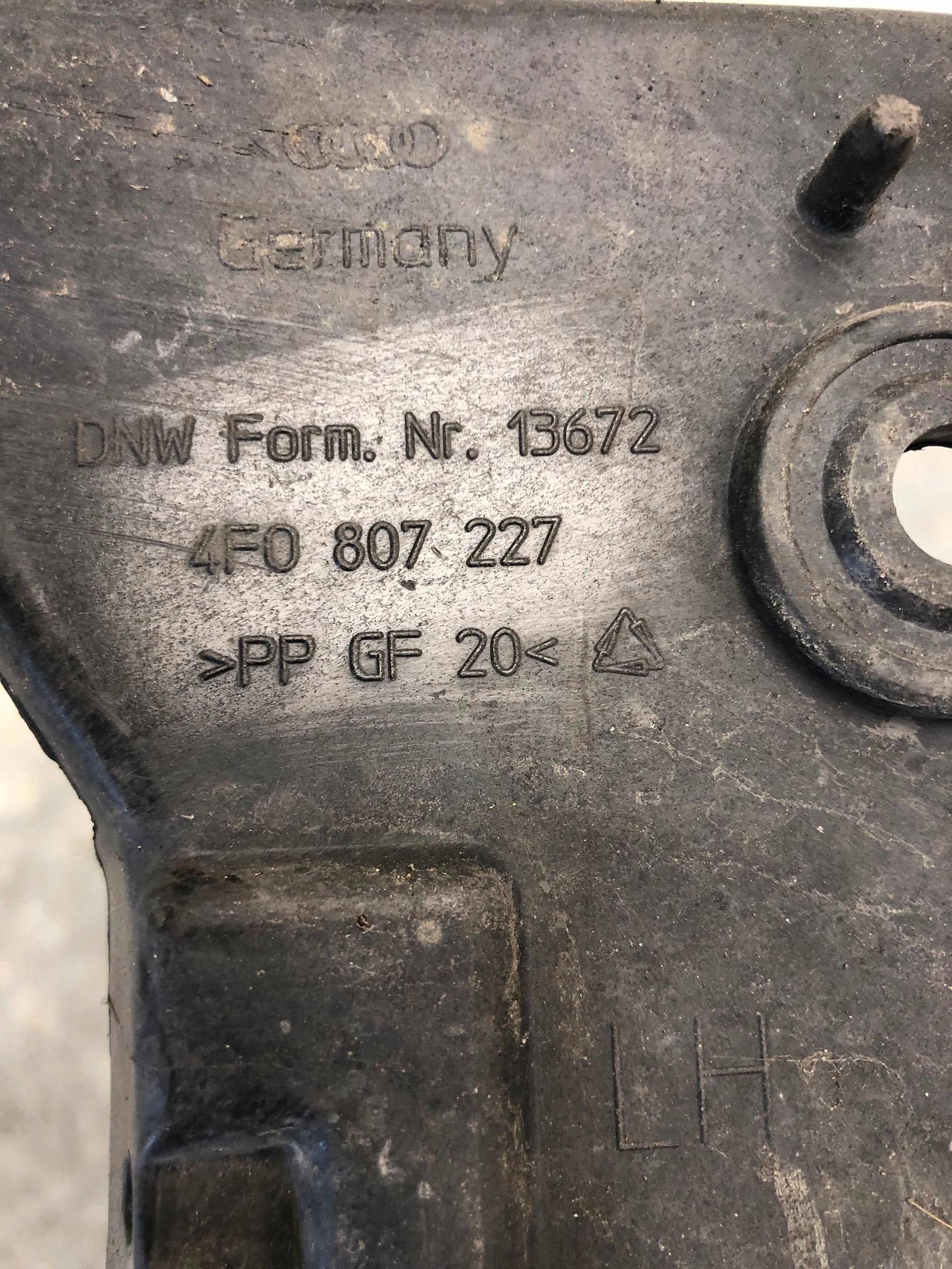 bumper bracket left front AUDI A6 C6 4F0807227