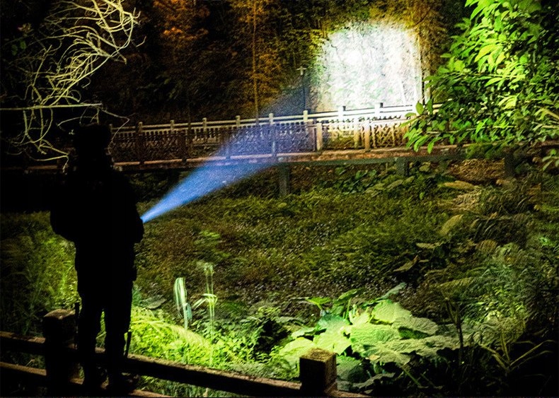 LATARKA XPE 300m WODOSZCZELNA USB ABS Militarna WYTRZYMAŁA MOCNA 13cm 5W Kolor dominujący czarny