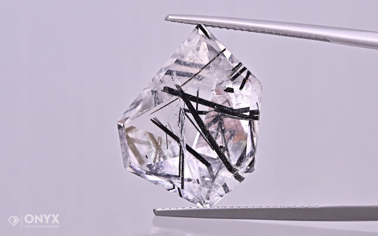 Křemen s turmalínem fazetovaný nepravidelný 18,5x16 mm