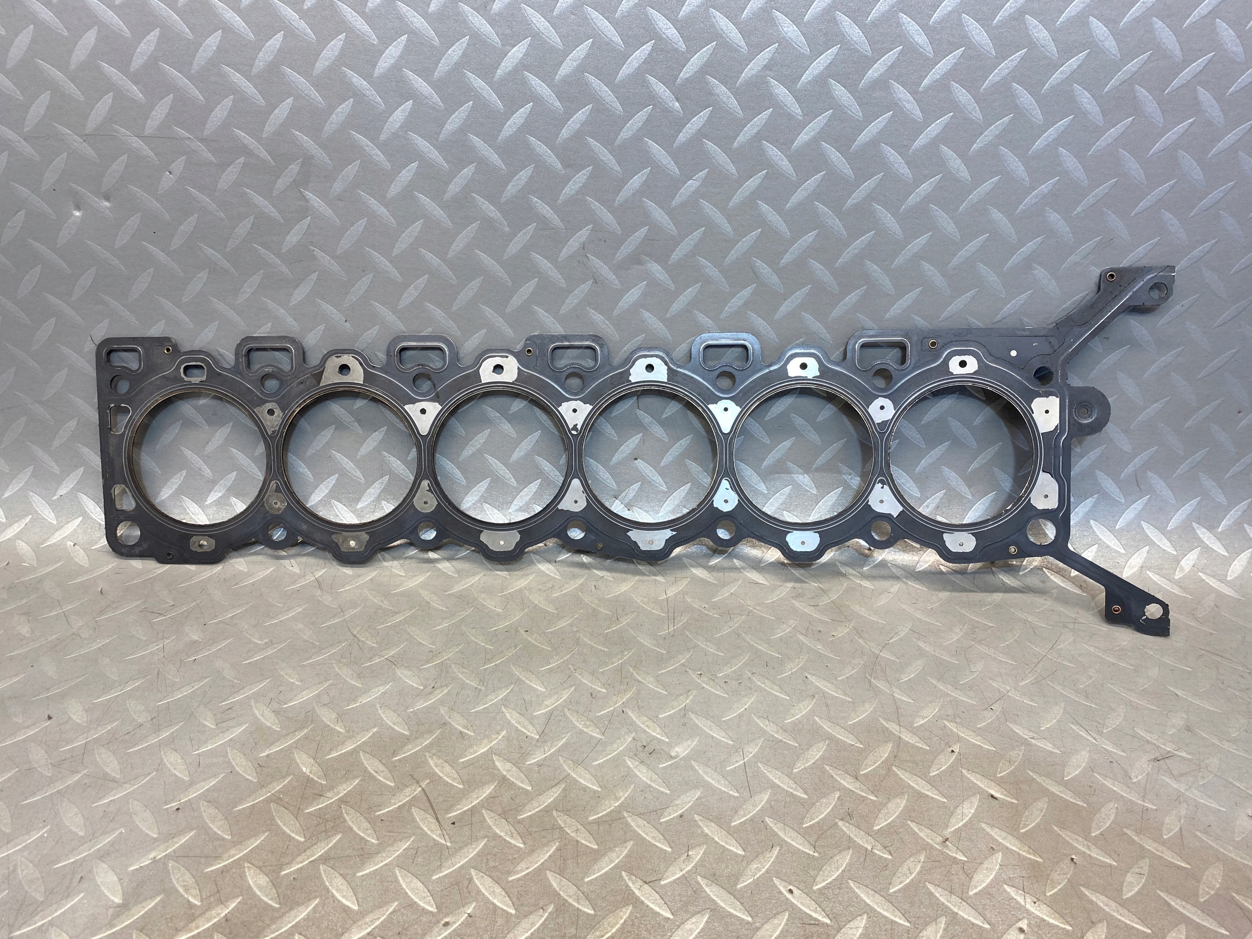 USZCZELKA GŁOWICY PRAWA ASTON MARTIN DB9 5.9 V12 CD33-6051-AA