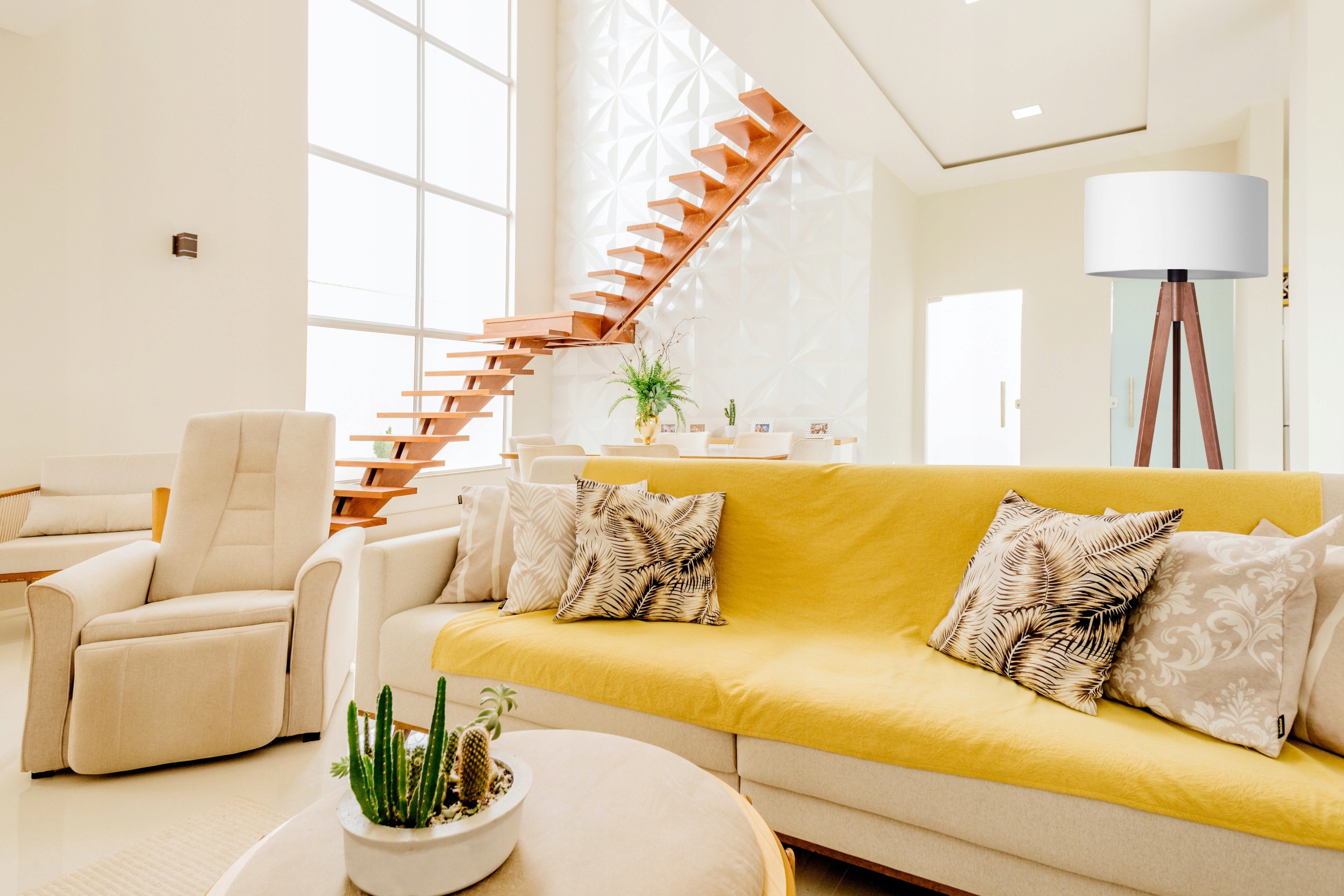 LAMPA STOJĄCA PODŁOGOWA TRÓJNÓG DREWNIANY ABAŻUR BIAŁY Marka Tornado