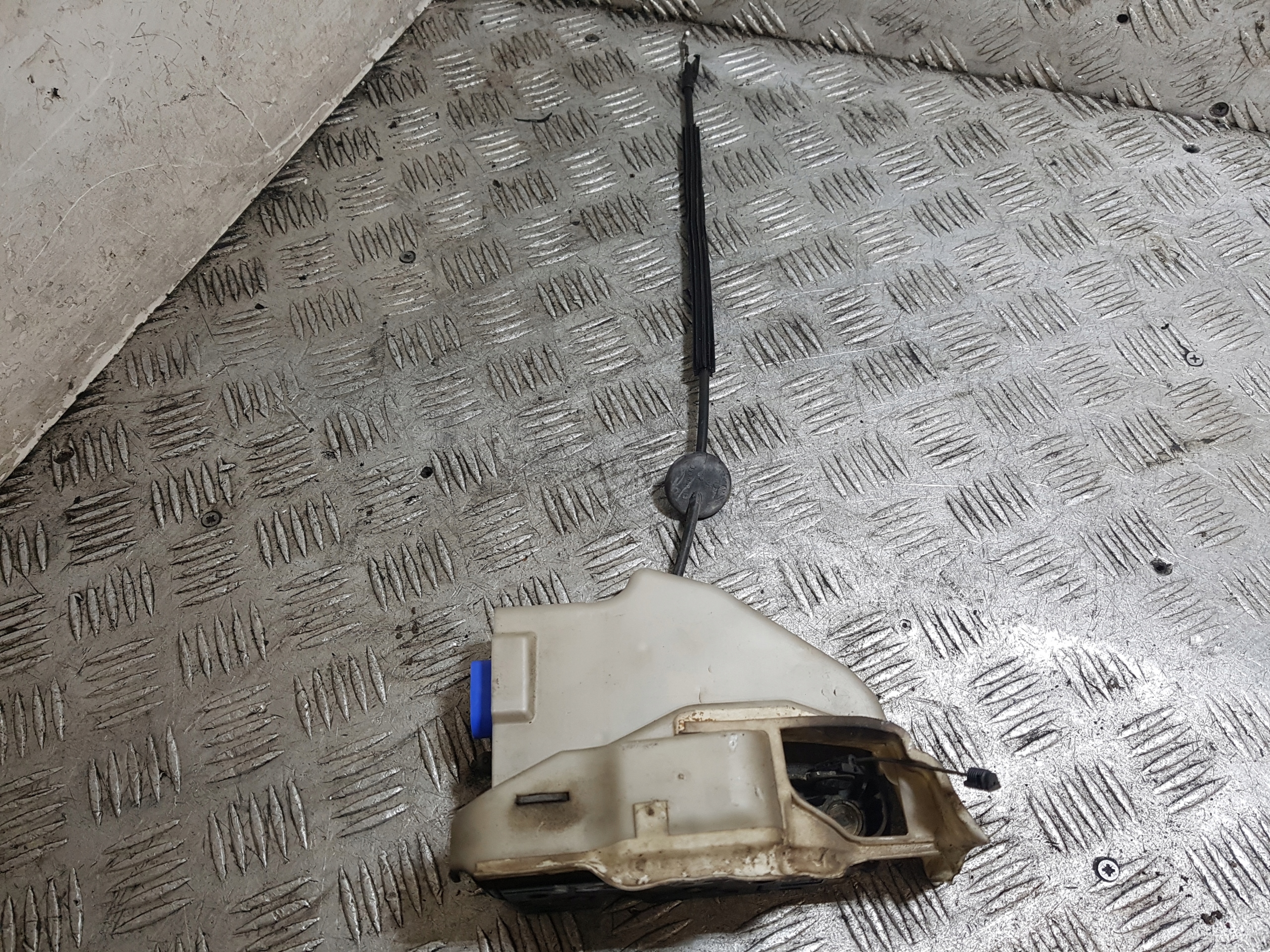 lock door left front VOLKSWAGEN GOLF 5 9 PIN