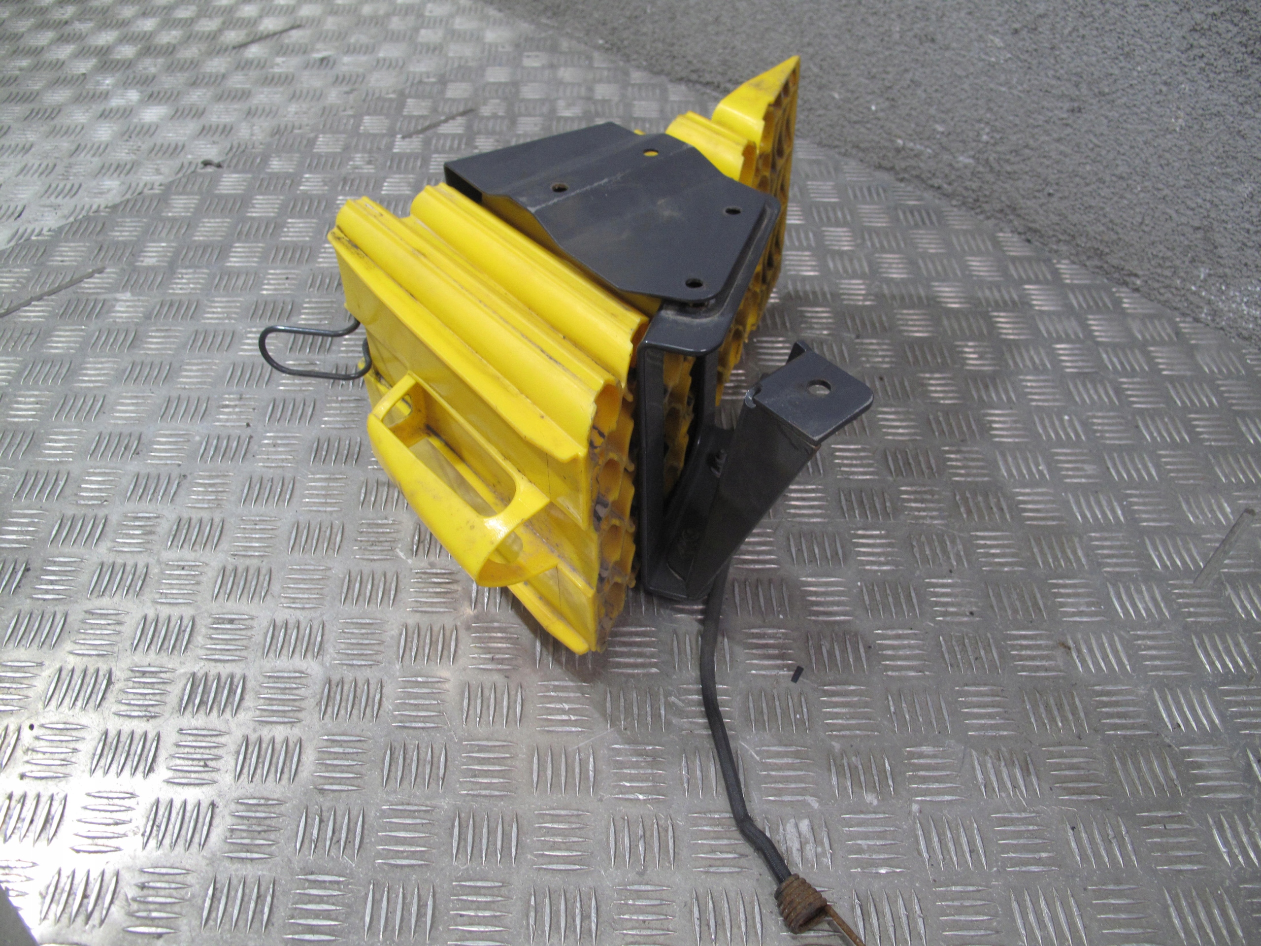 MOCOWANIE UCHWYT KLINA POD KOLO SCANIA R S Car type Trucks