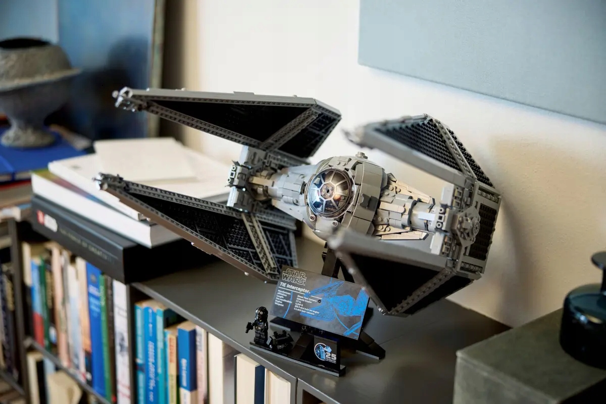 LEGO 75382 STAR WARS - TIE Interceptor Liczba elementów 1931 szt.