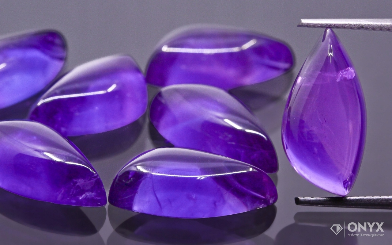 Ametyst A kabošon Levý nepravidelný 15,5x8 mm