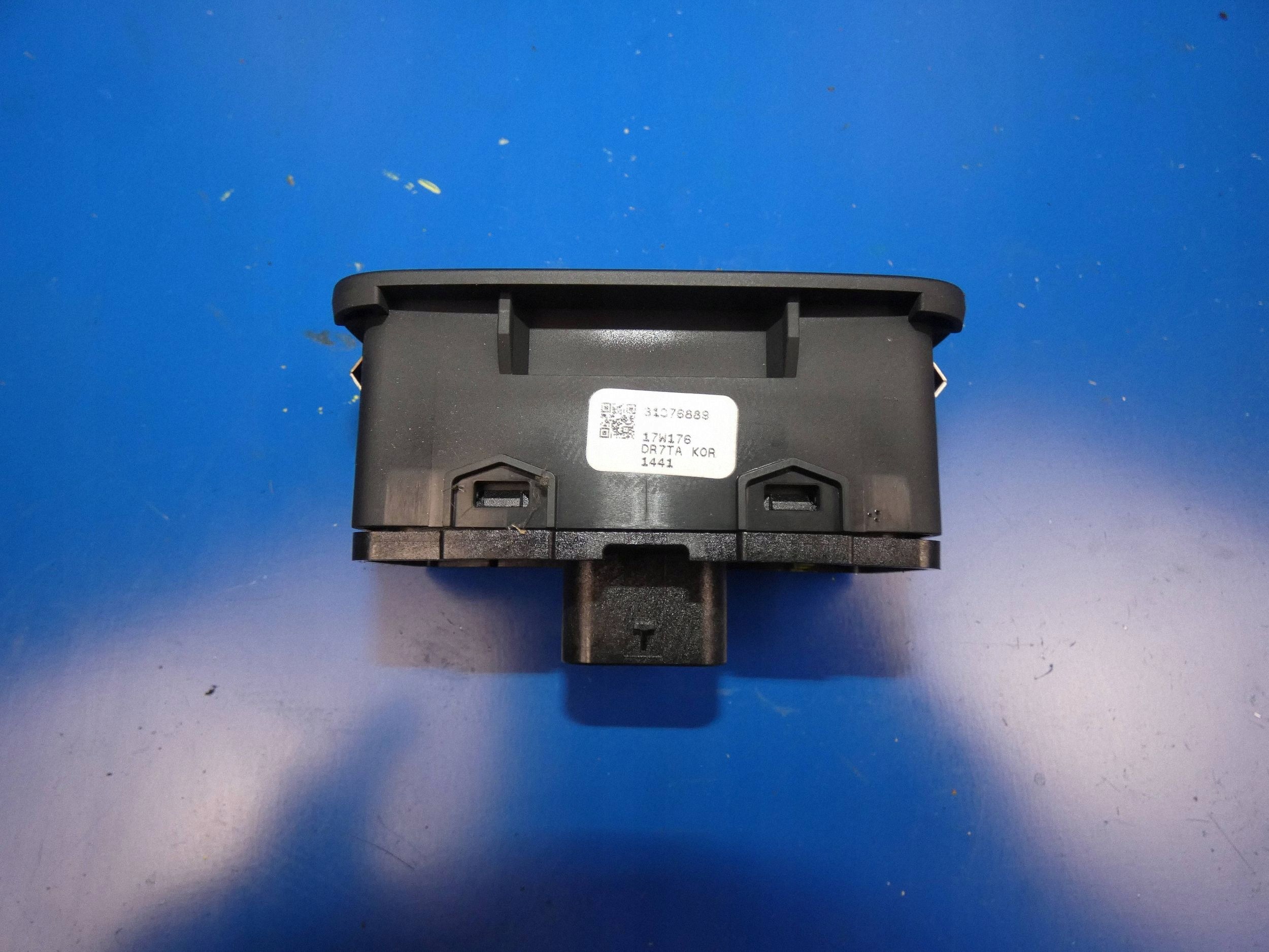button of the opening boot Volvo XC60 31376889