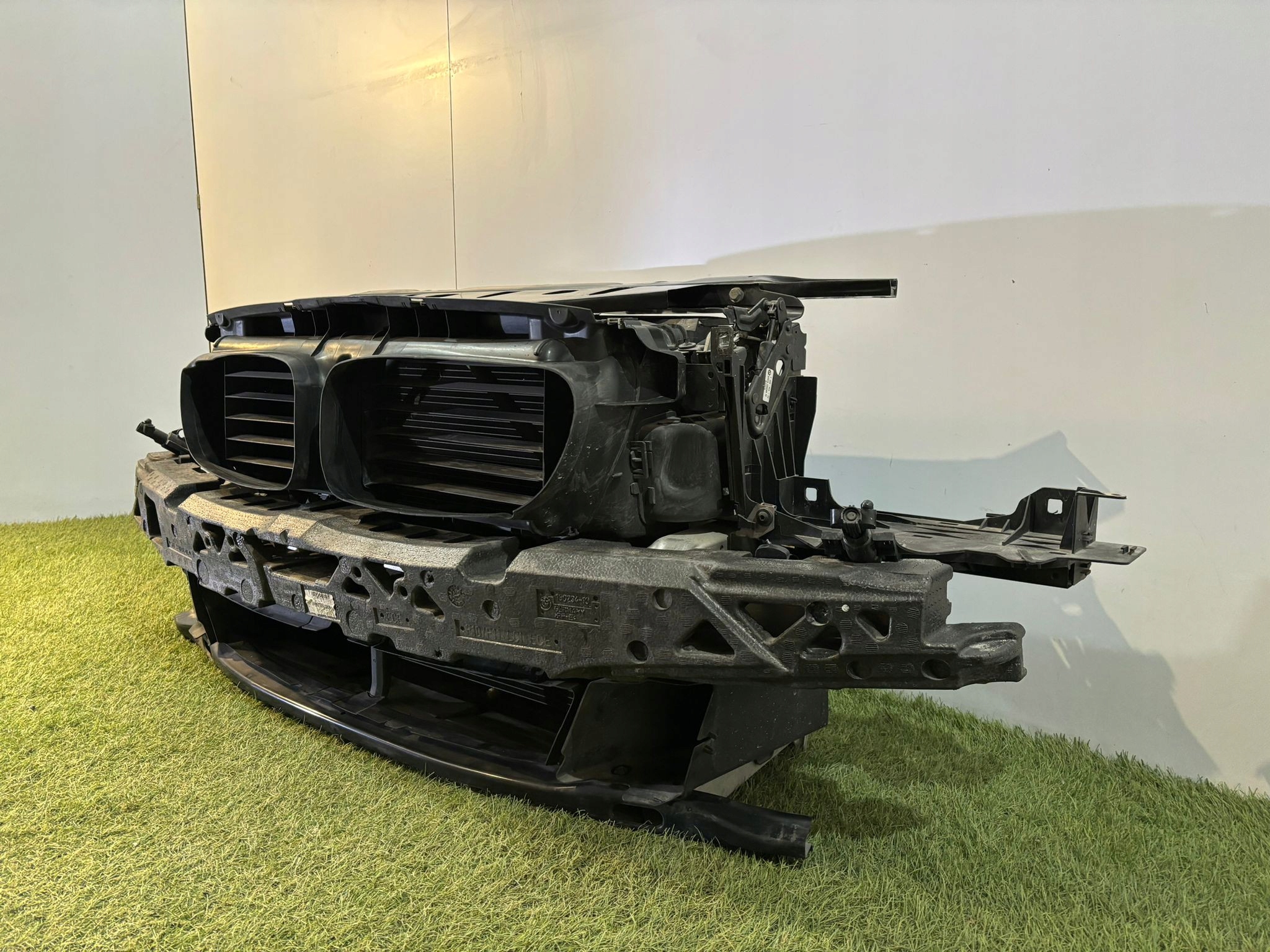 BMW 5 F10 / F11 Pas przedni kompletny - 13977 Typ samochodu Samochody osobowe