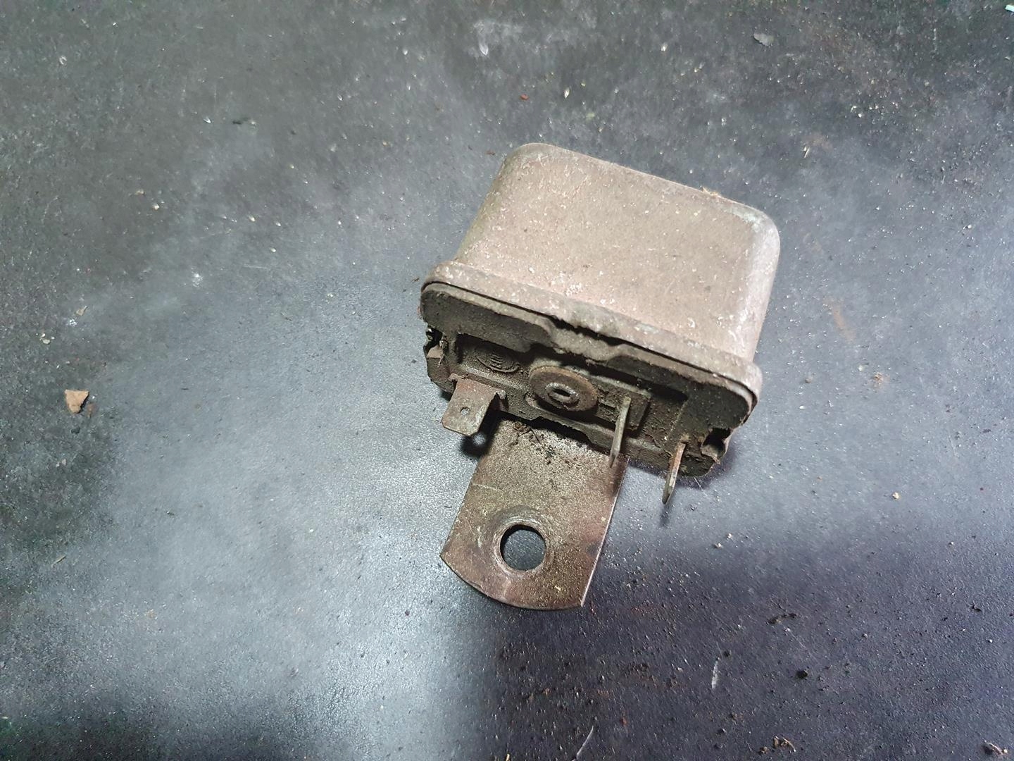 SAMOCHÓD FIAT 126 MALUCH REGULATOR PRZEKAŹNIK ELEMENT ELEKTRYCZNY