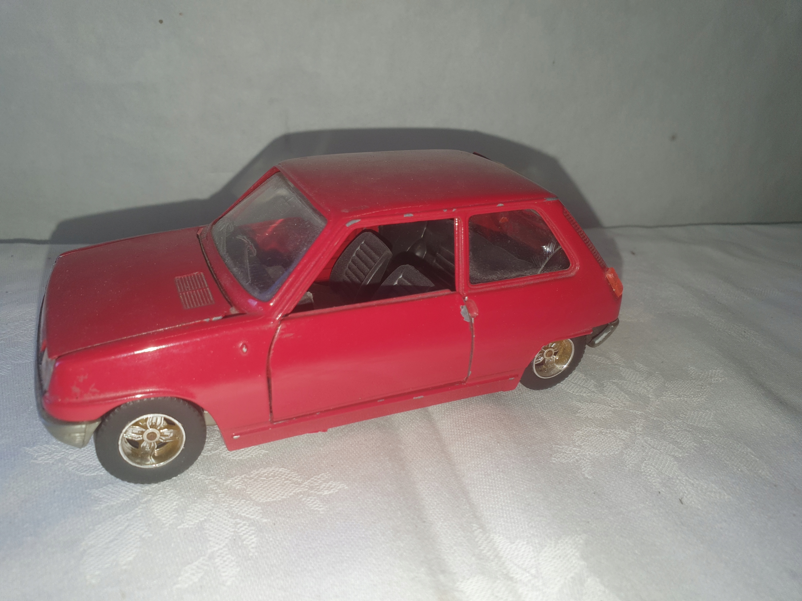 Model samochodu Renault R5 Bburago 1:24