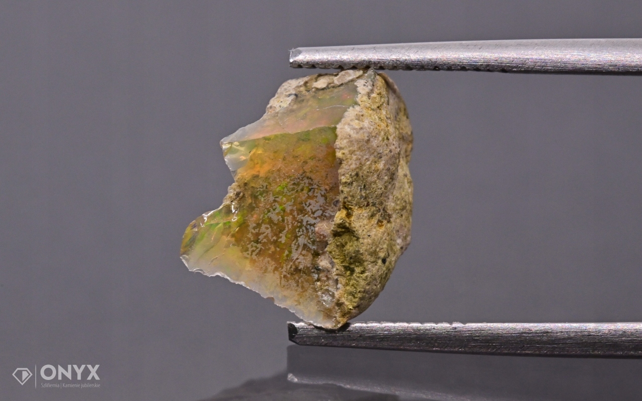 Opal z Etiopie hrudka 12x8 mm