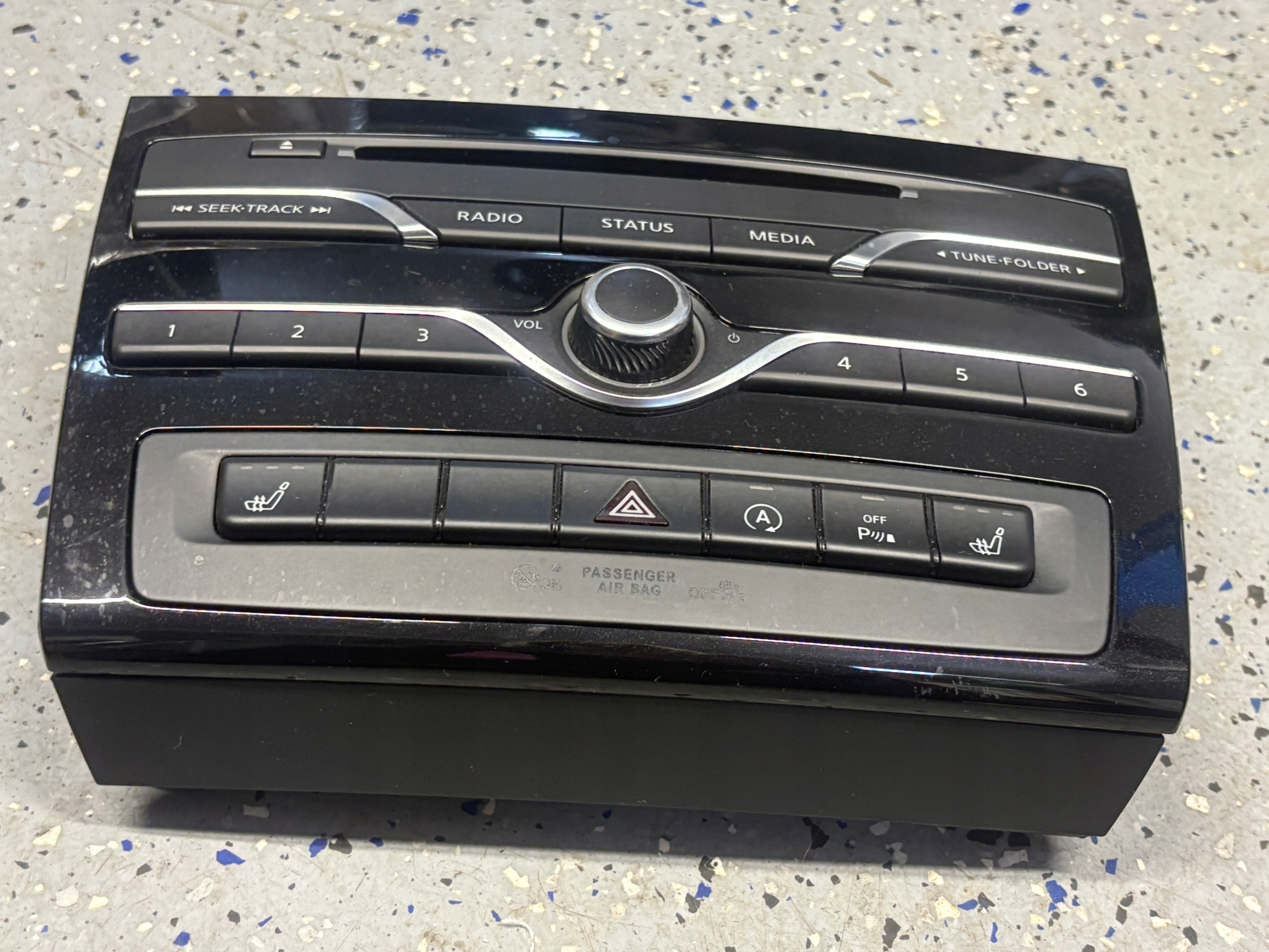 INFINITI Q30 control panel A0919056600