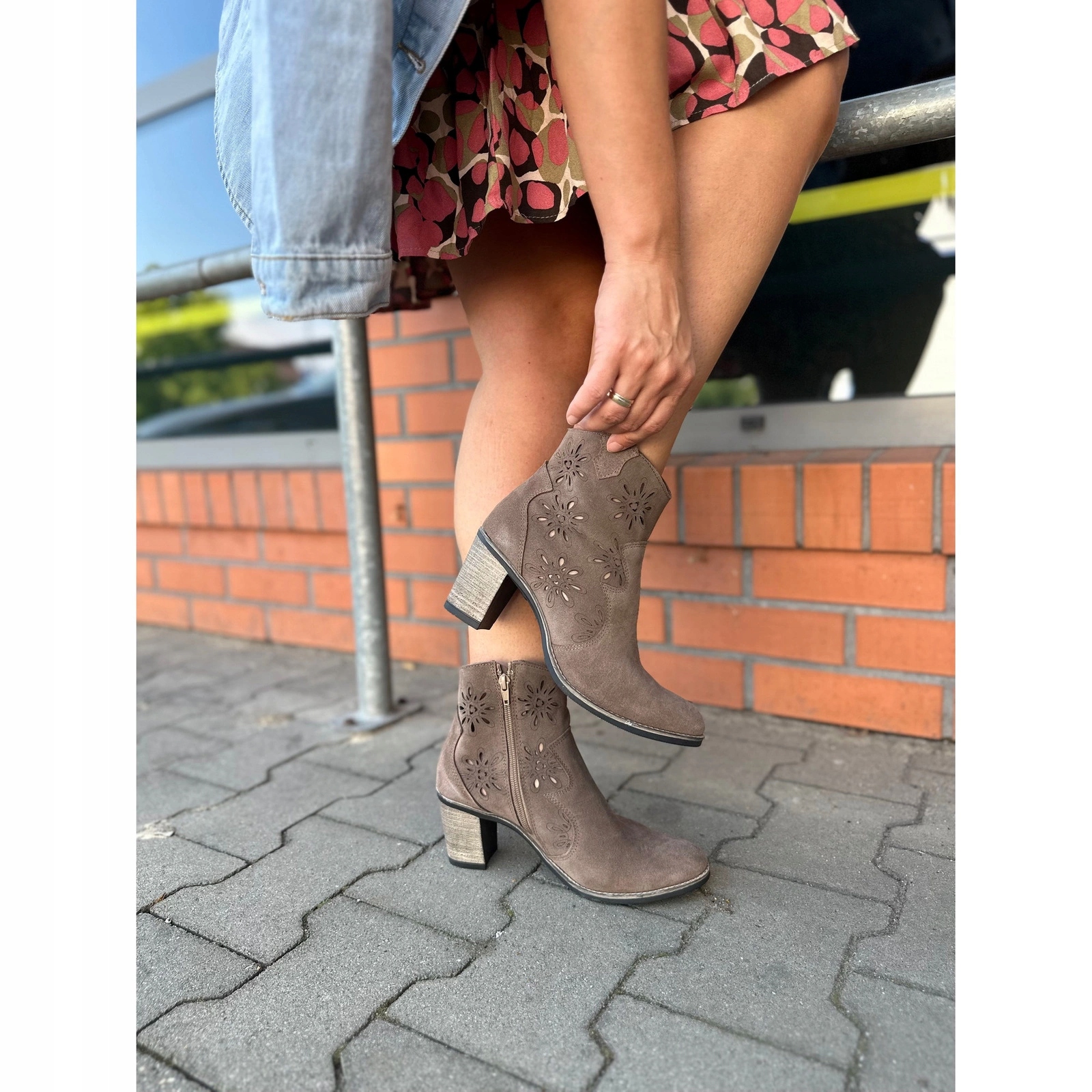 Semišové kotníkové boty na ažurovém podpatku Lena tmavě béžová 36