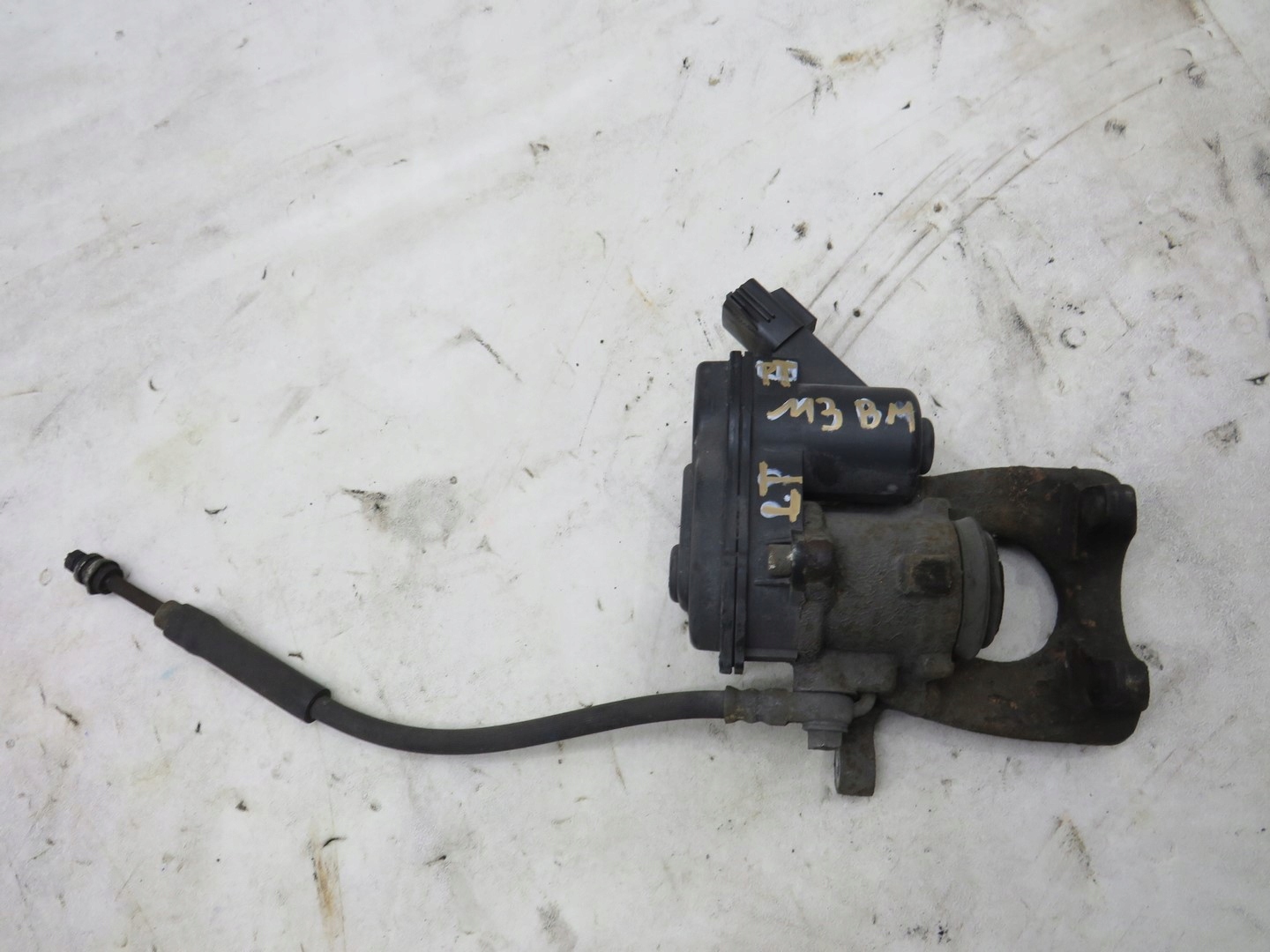 ZACISK HAMULCOWY LEWY TYŁ MAZDA 3 BM Producent części Mazda OE