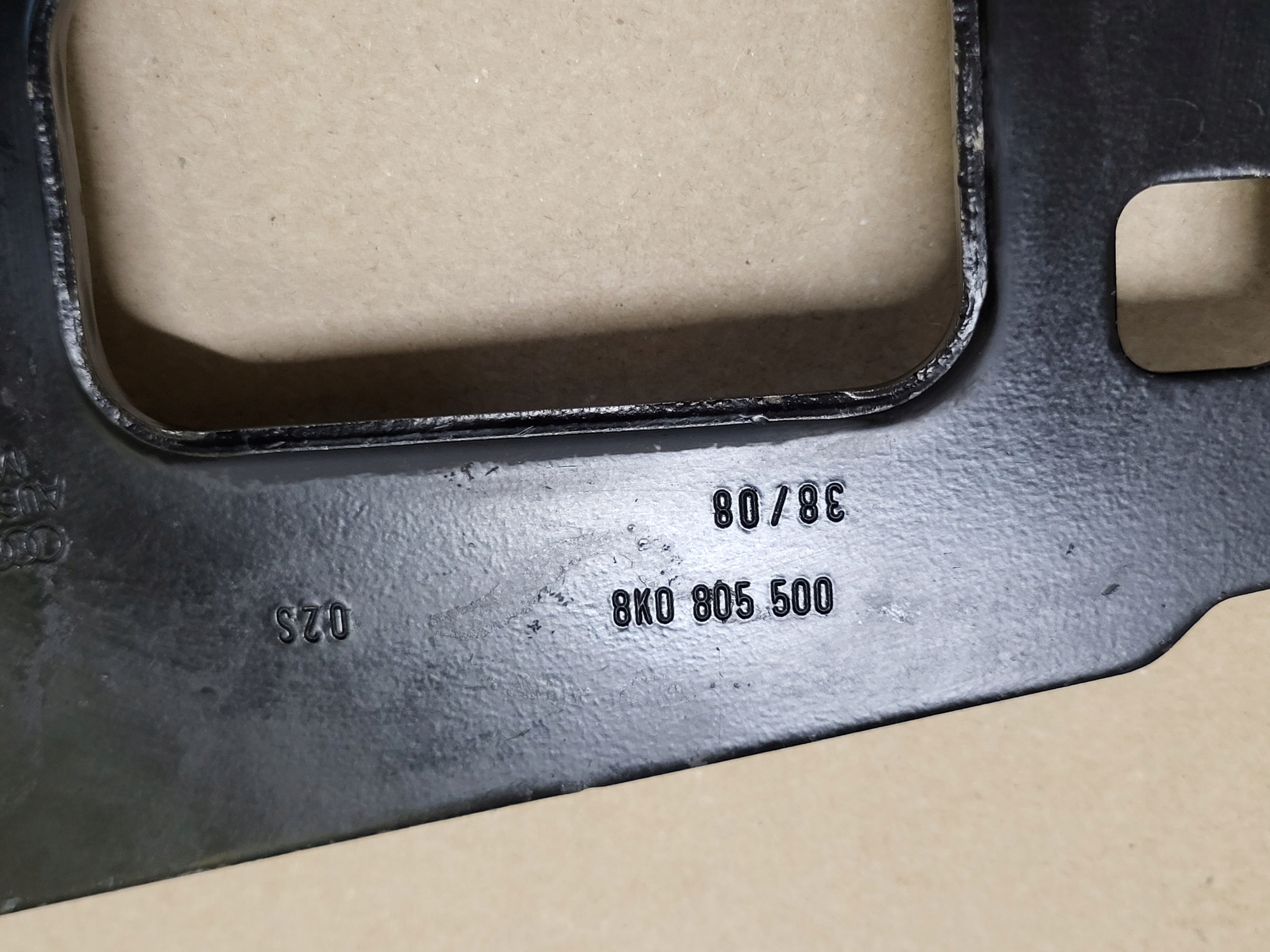 plate USTALAJACA PA front console right siders AUDI A4 B8 8K A5 8T OE