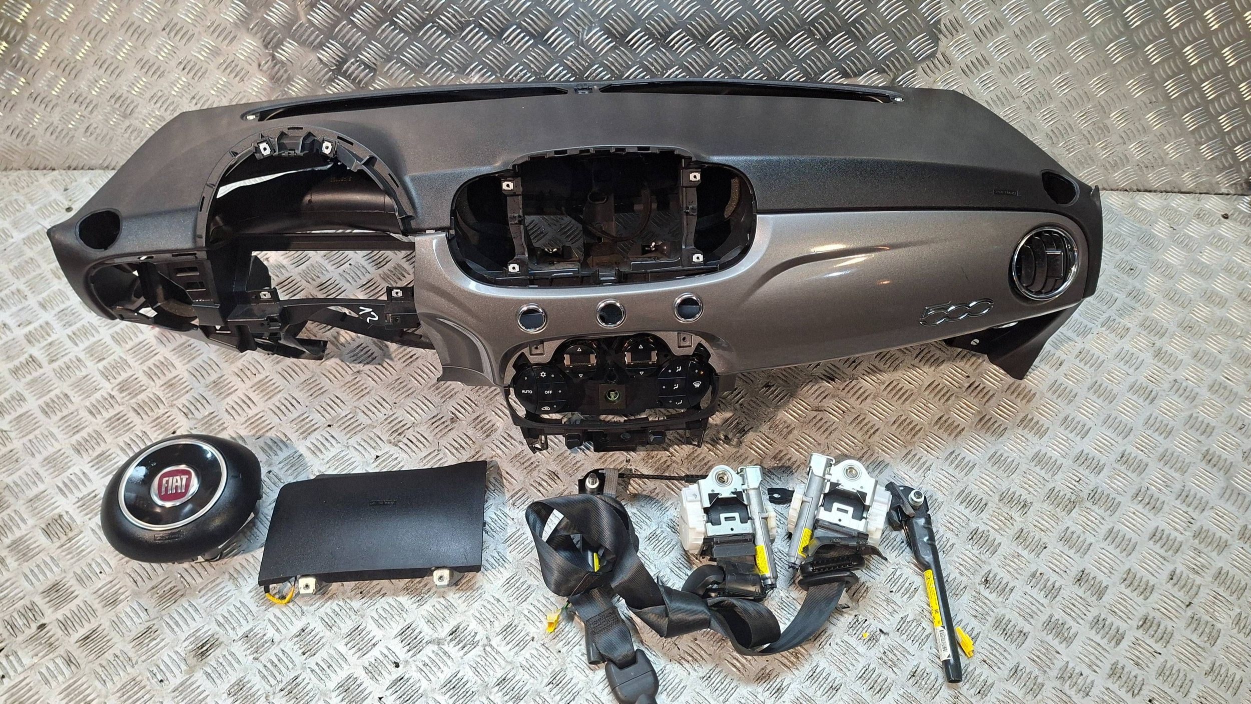 dashboard instrument panel airbags FIAT 500 LIFT 2015