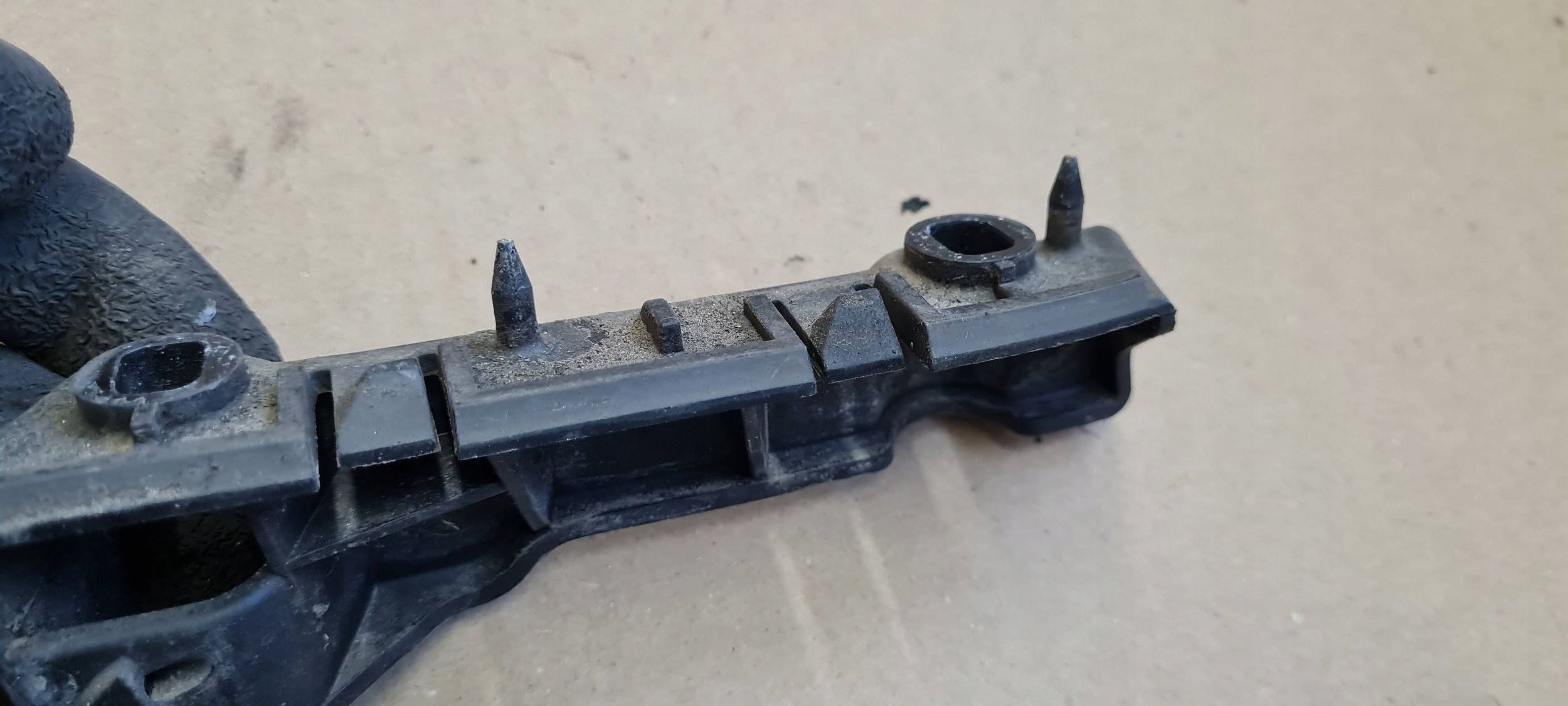 A5 8T LIFT S5 support holder bracket of a bumper right front 8T0807284C