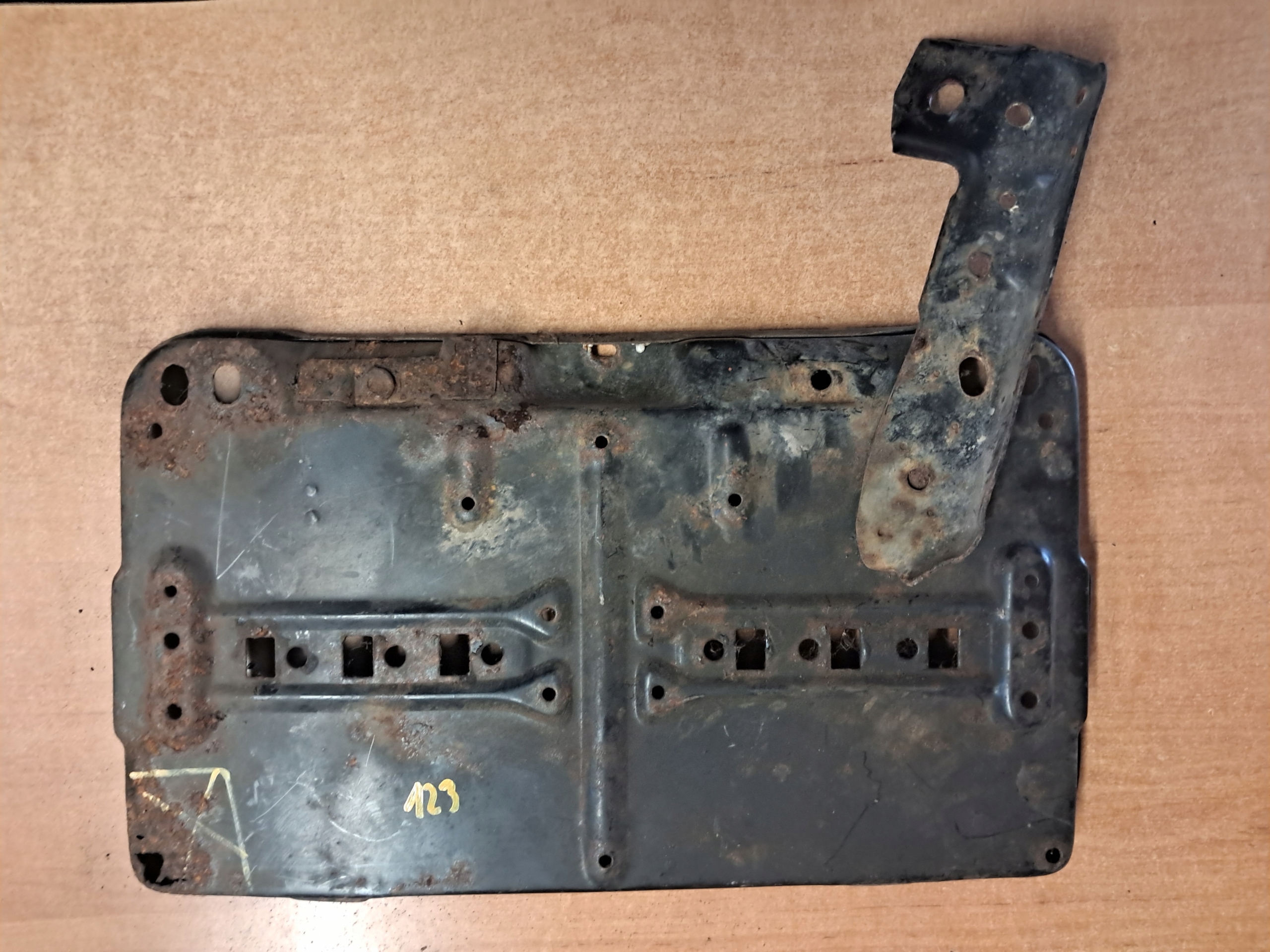 ABDECKUNG, HUTABLAGE UNTER AKUMULATOR MERCEDES W123 1236200618