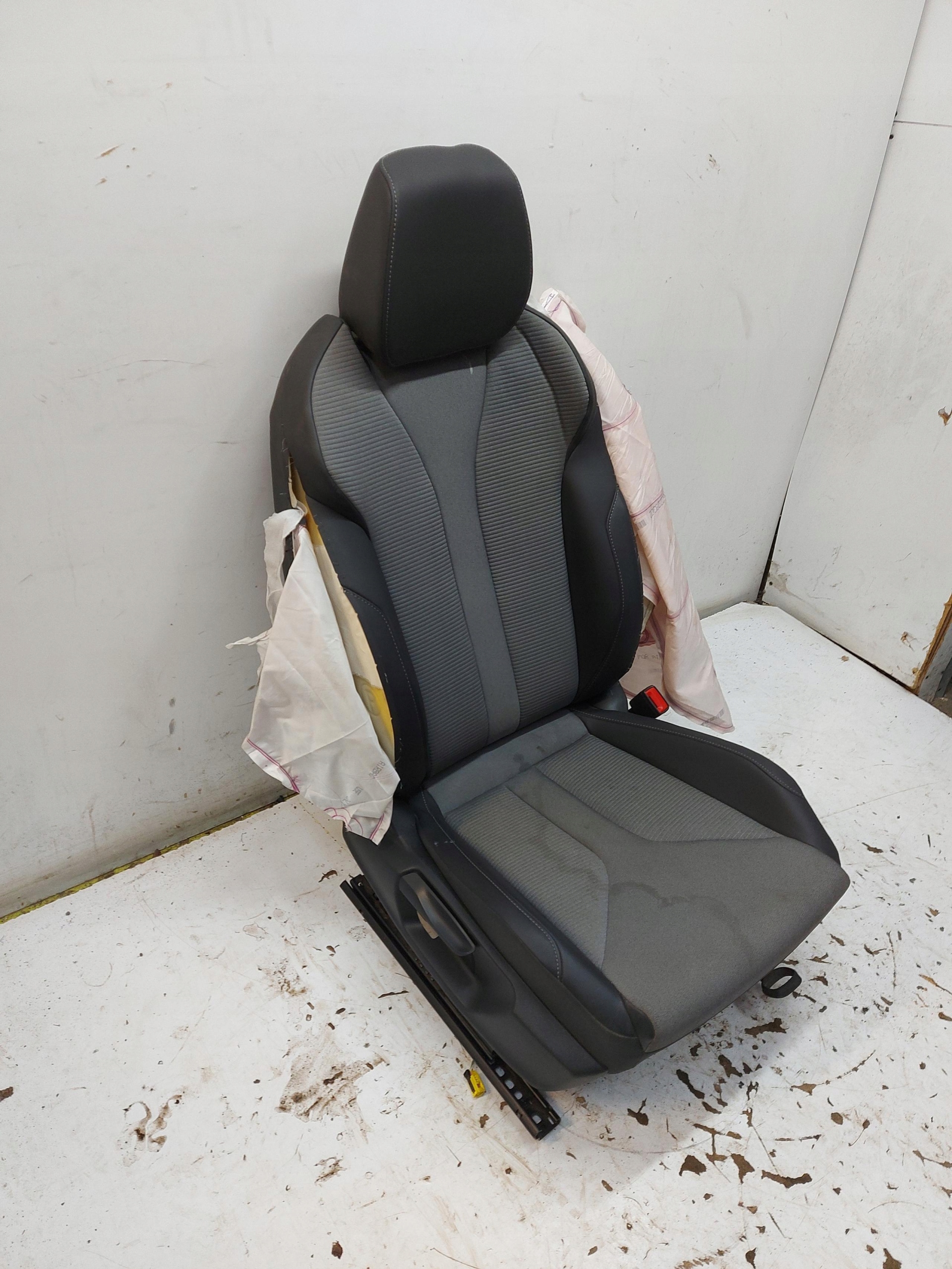 SKODA Enyaq 5LA iV85 Sitz rechts RHD UK