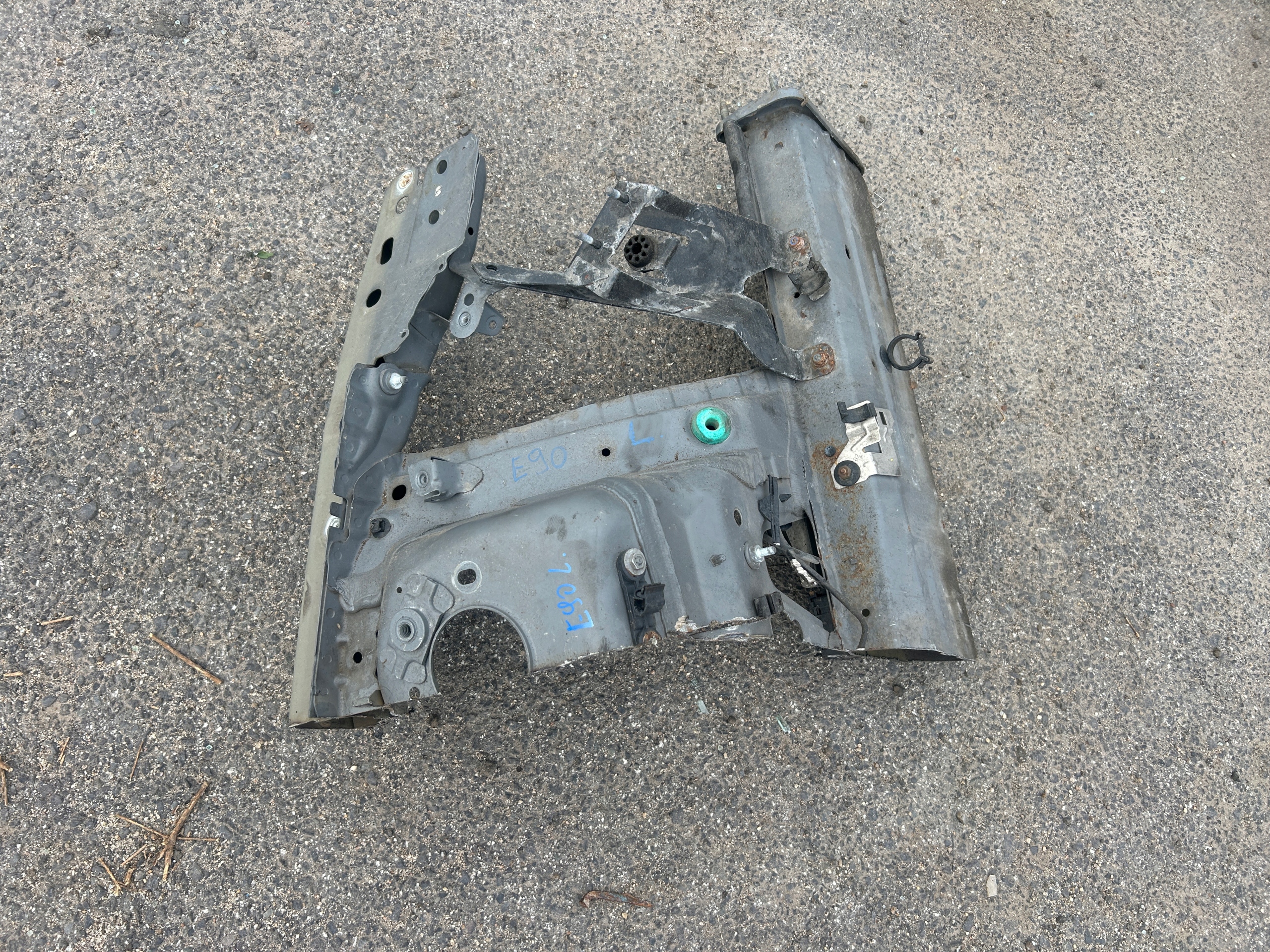 BMW E90 Štvrťka predok ľavá