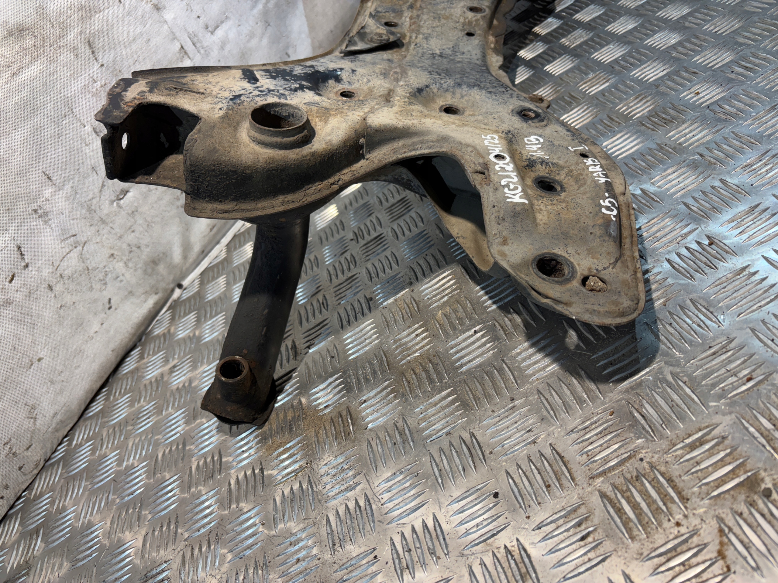 subframe axle beam front Toyota Yaris and 1 1,4 DI