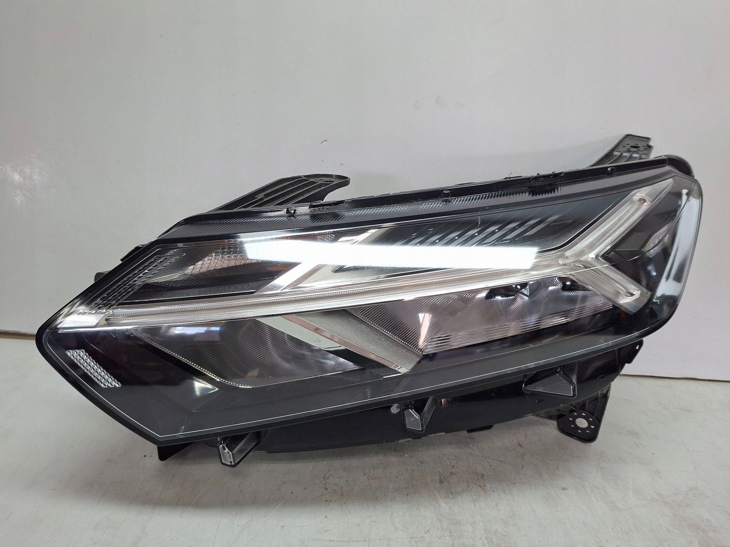 light front left 260608545R DACIA SANDERO III LED 2021