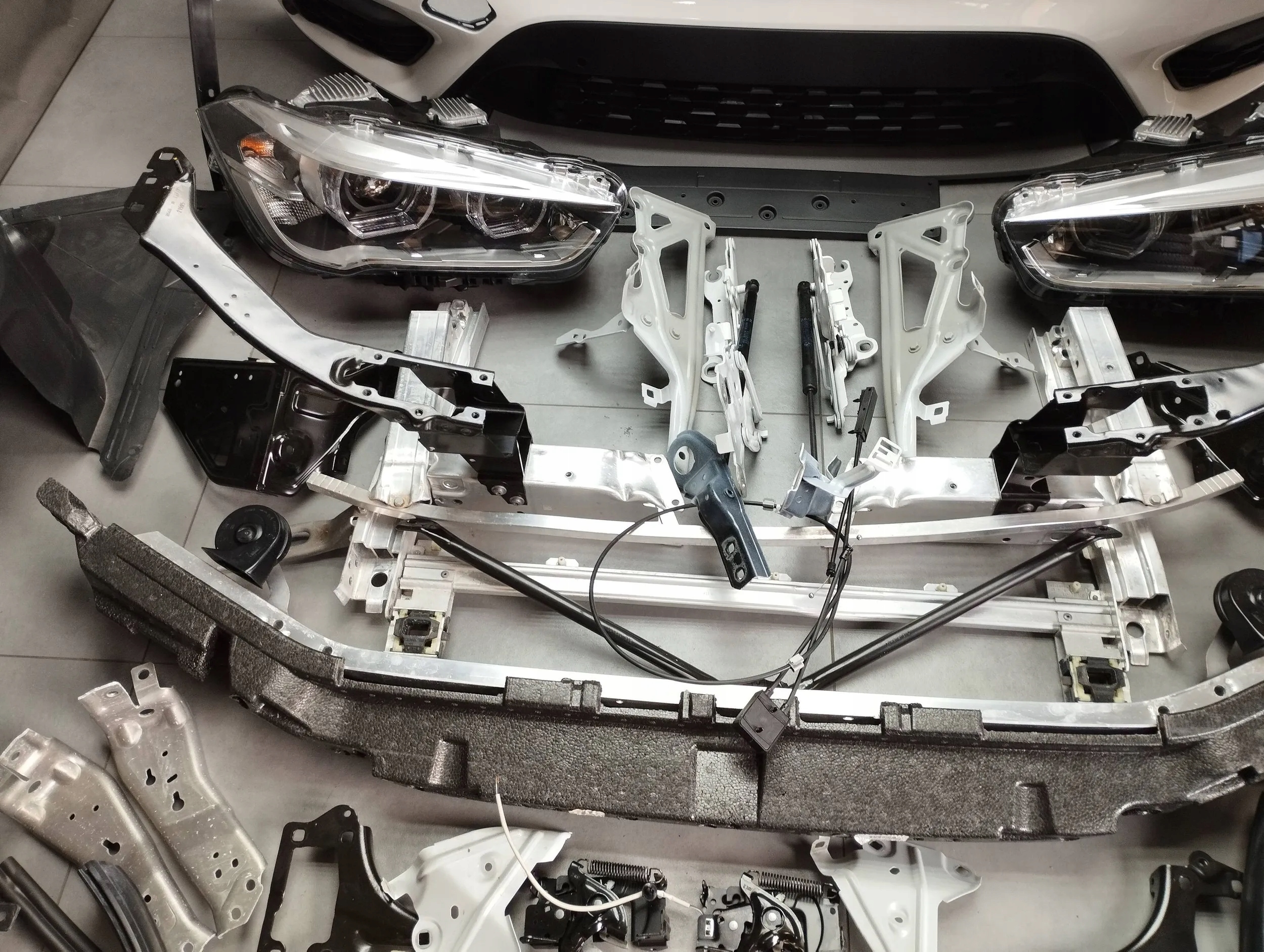 BMW X1 F48 MASKA ZDERZAK LAMPY PAS BŁOTNIKI A300 Kolor biały