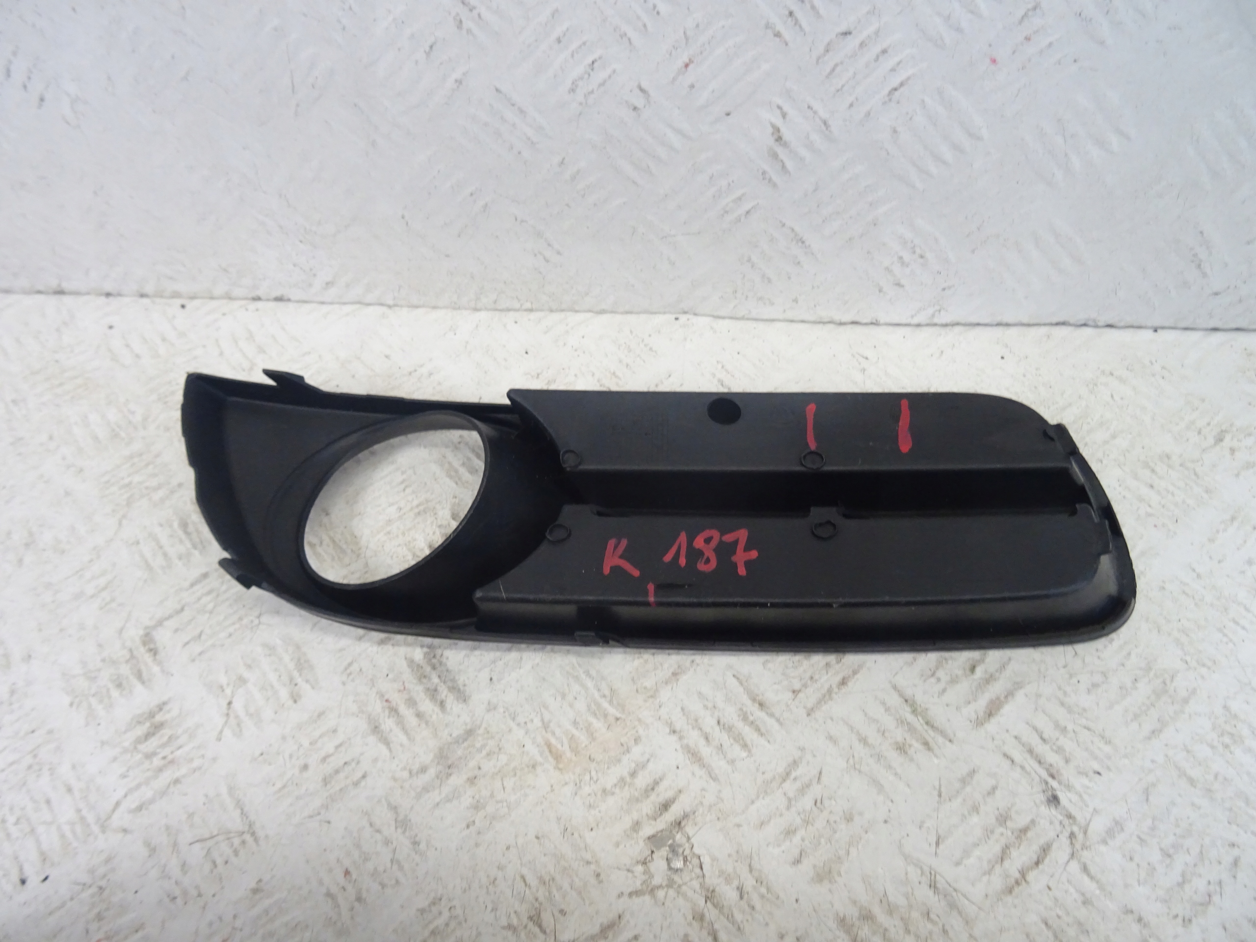 grid of a bumper front front left SKODA FABIA II ROOMSTER 5J0853665
