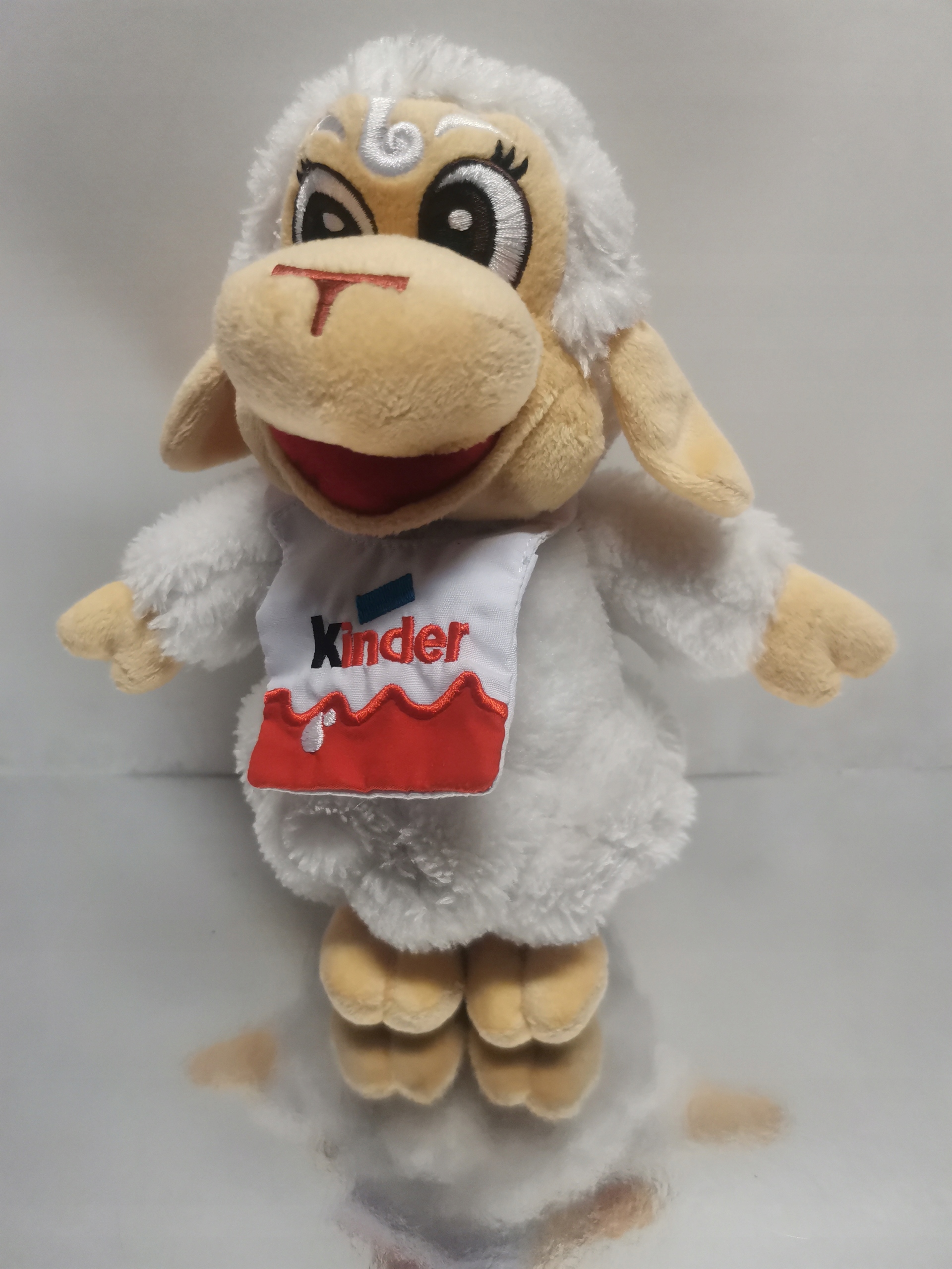 KINDER owieczka w śliniaczku maskotka biała owca Kod producenta B0001