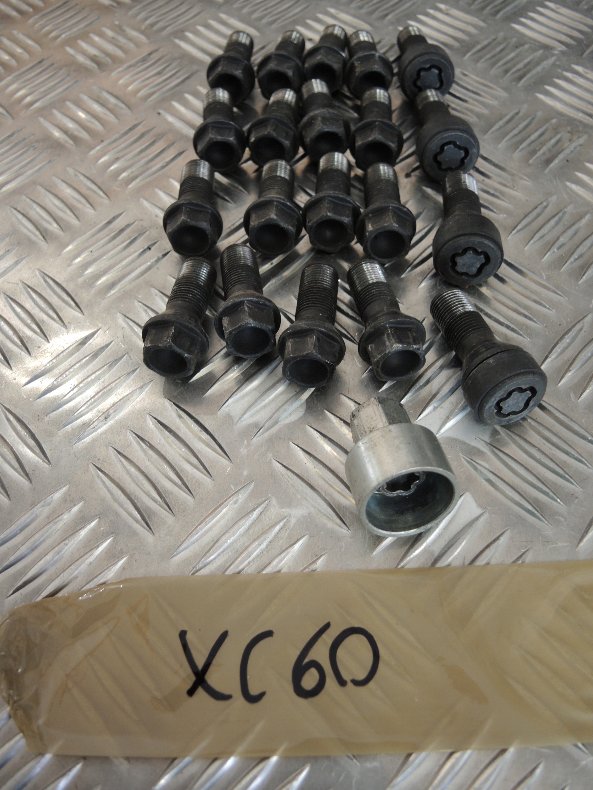 VOLVO XC60 II SRUBY SZPILKI ALU ZABEZPIECZAJACE