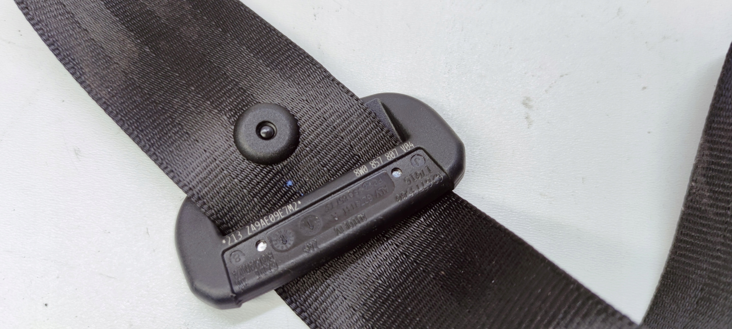 Gurten Sicherheits mitte AUDI A4 B9 8W0857807