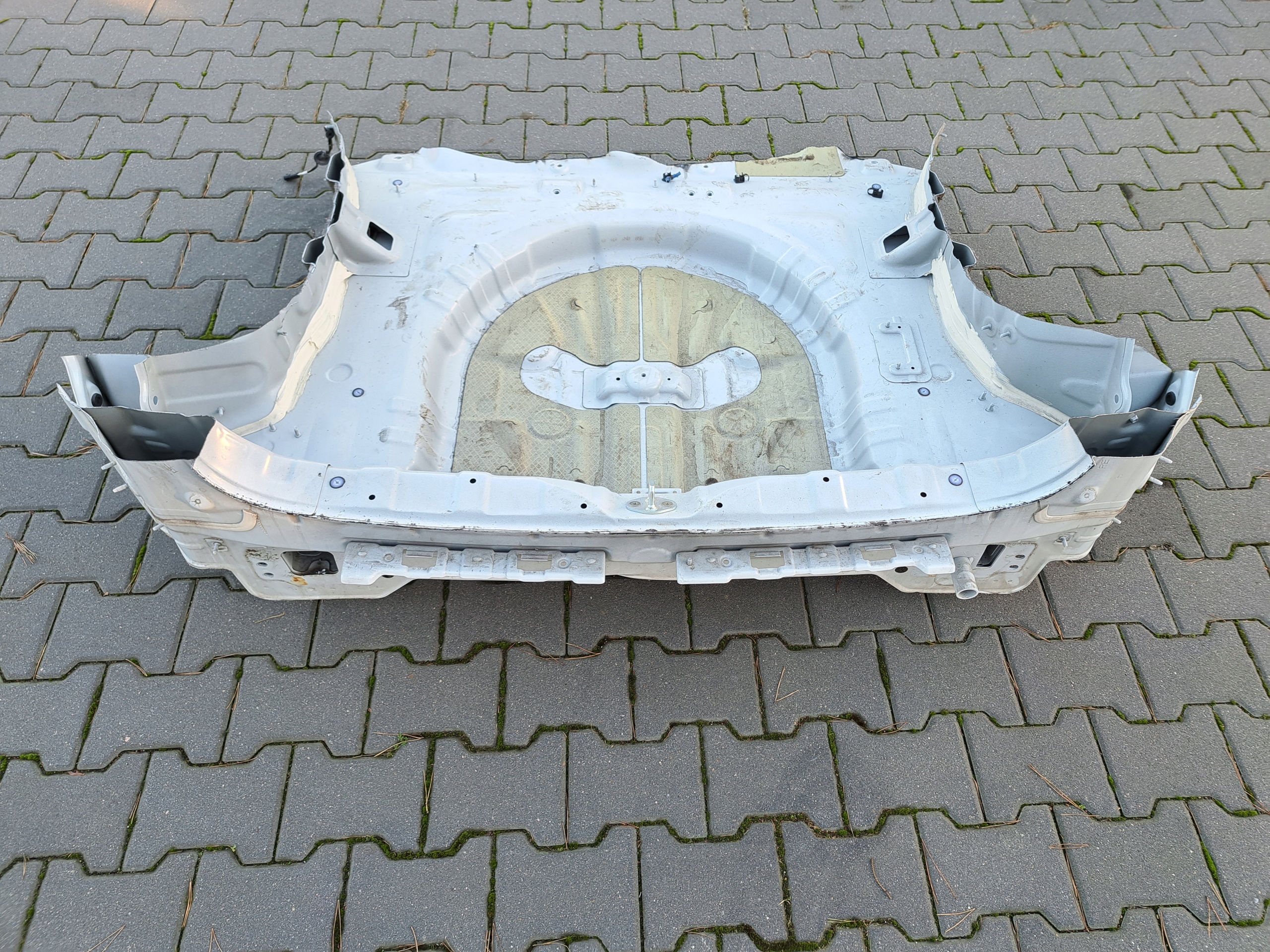 HYUNDAI TUCSON II III TYLNY PAS WANNA PODLOGA DUPA