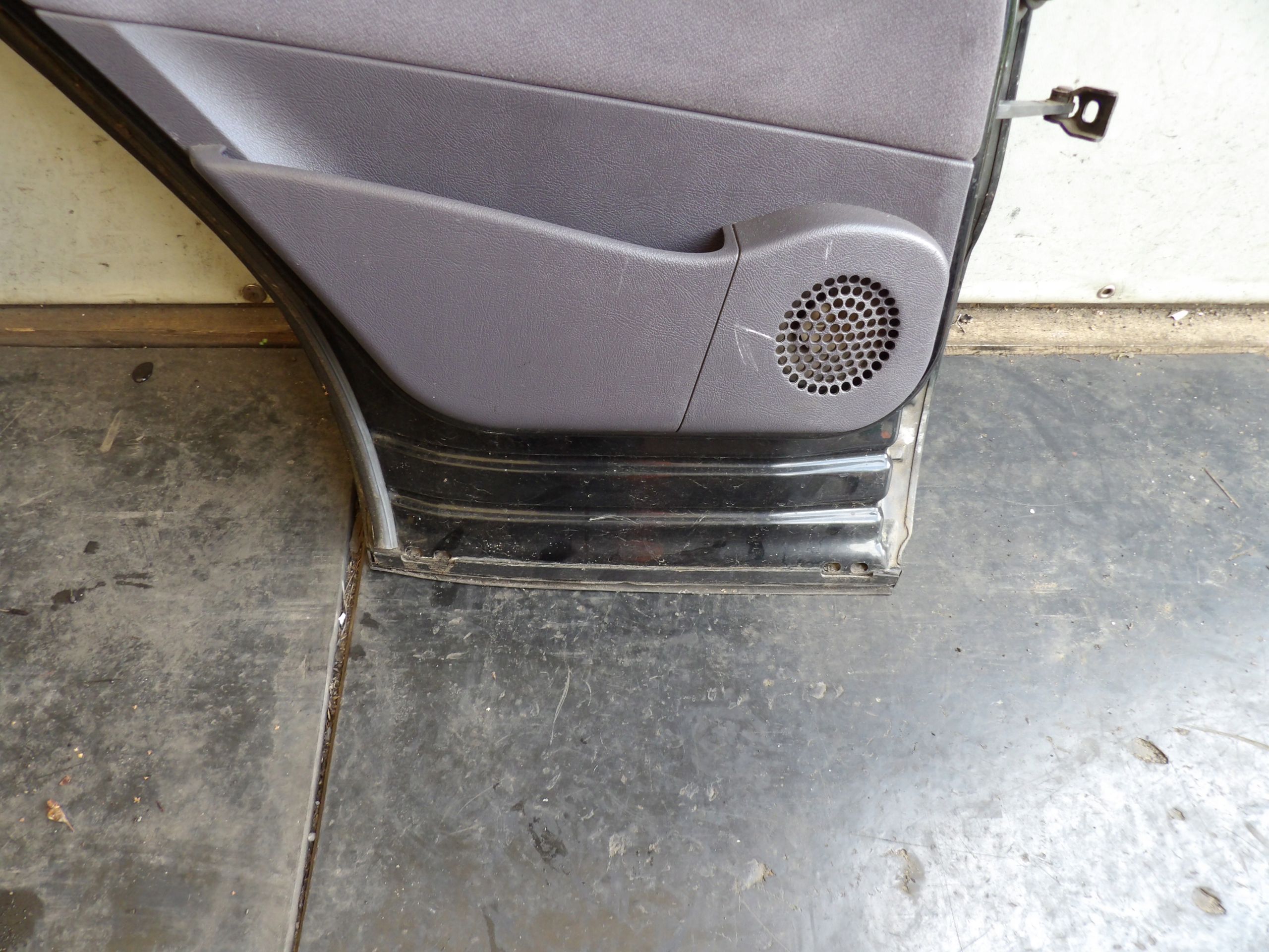 Mercedes W168 door rear. left lak. 696