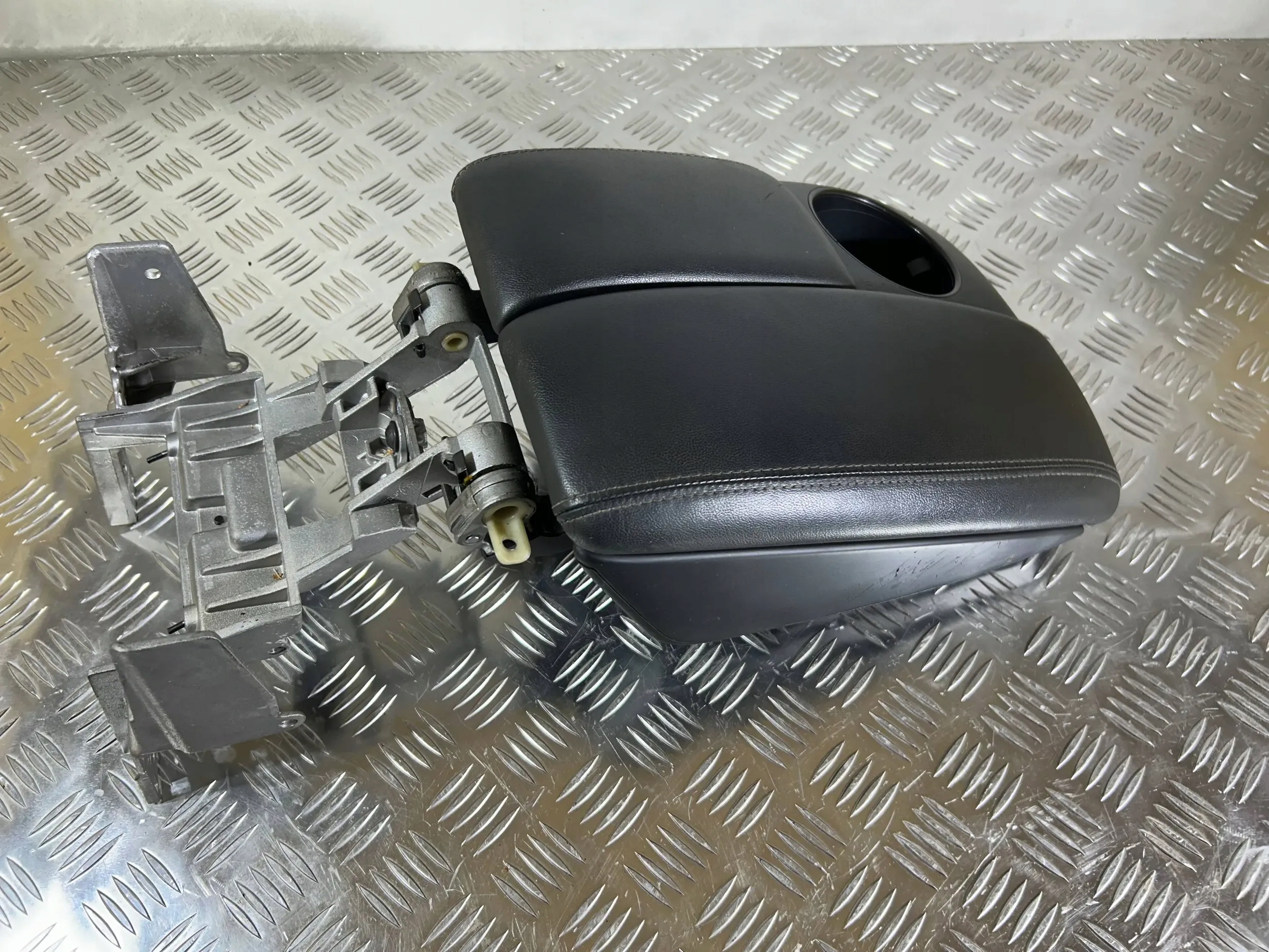 bracciolo tunelu srodkowego Audi Q7 4L 2008 4L1864207