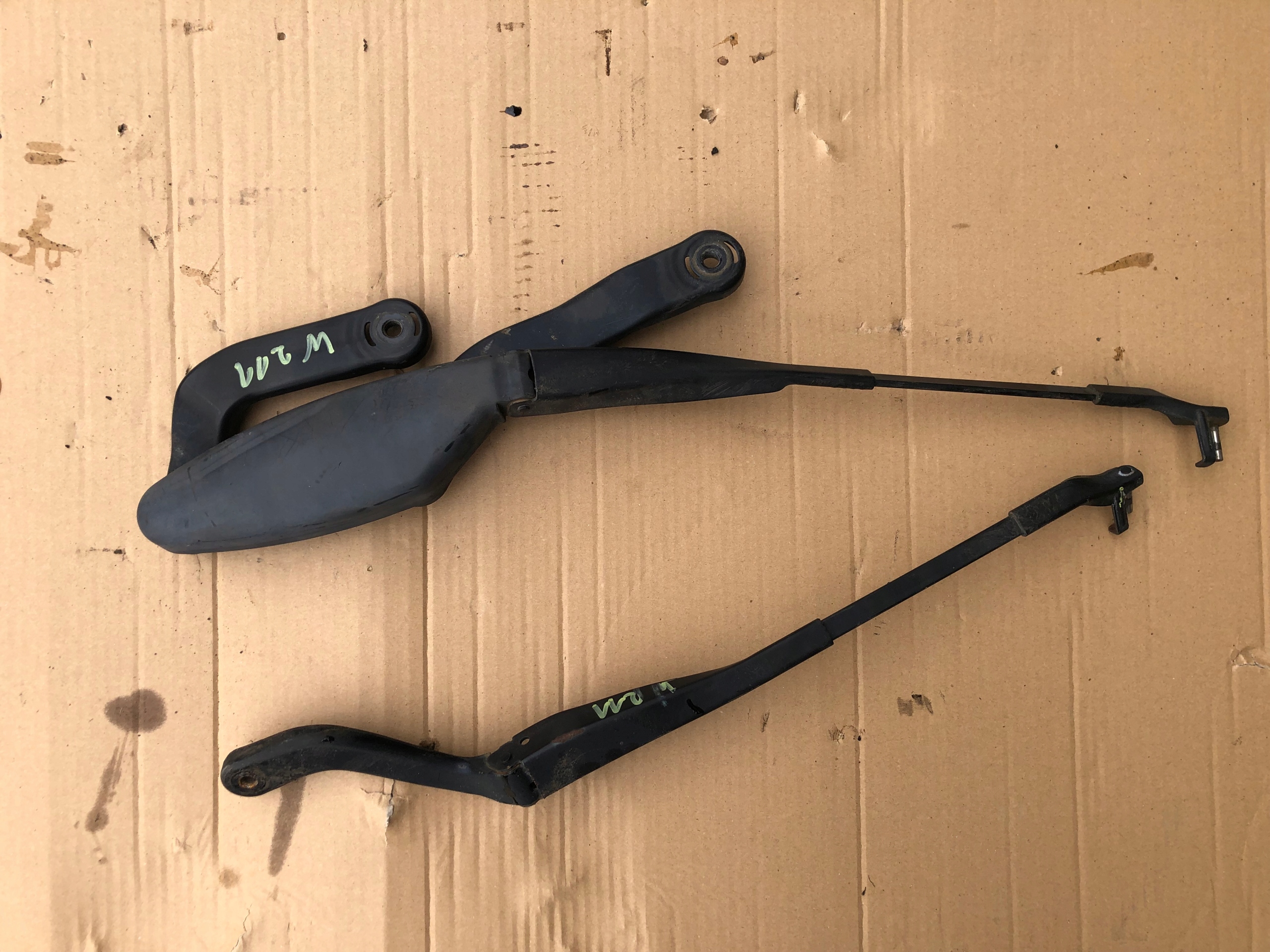 A2118201544 A2118200444 - Левый правый рычаг стеклоочистителя MERCEDES W211 EKLASA