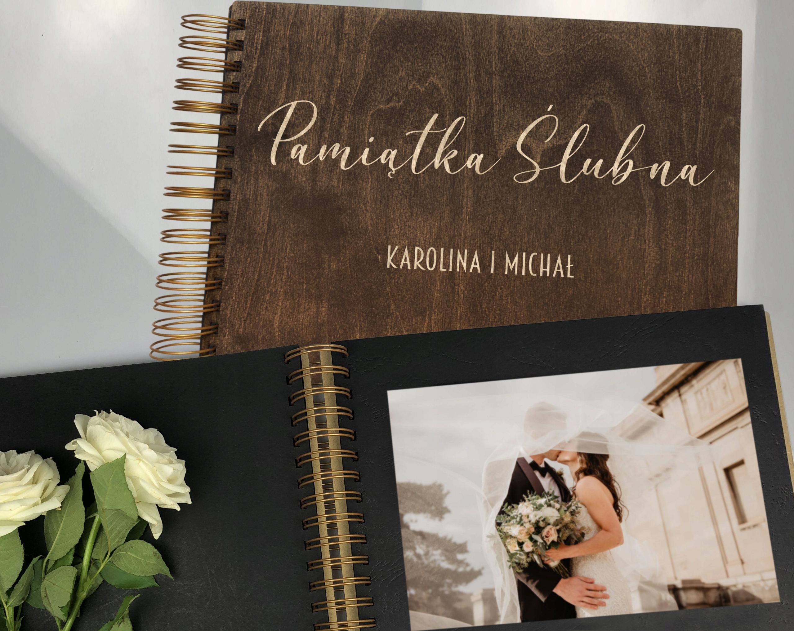 DREWNIANY ALBUM NA ZDJĘCIA PREZENT NA ŚLUB DLA PARY MŁODEJ GRAWER Kod producenta Ślub prezent pamiątka