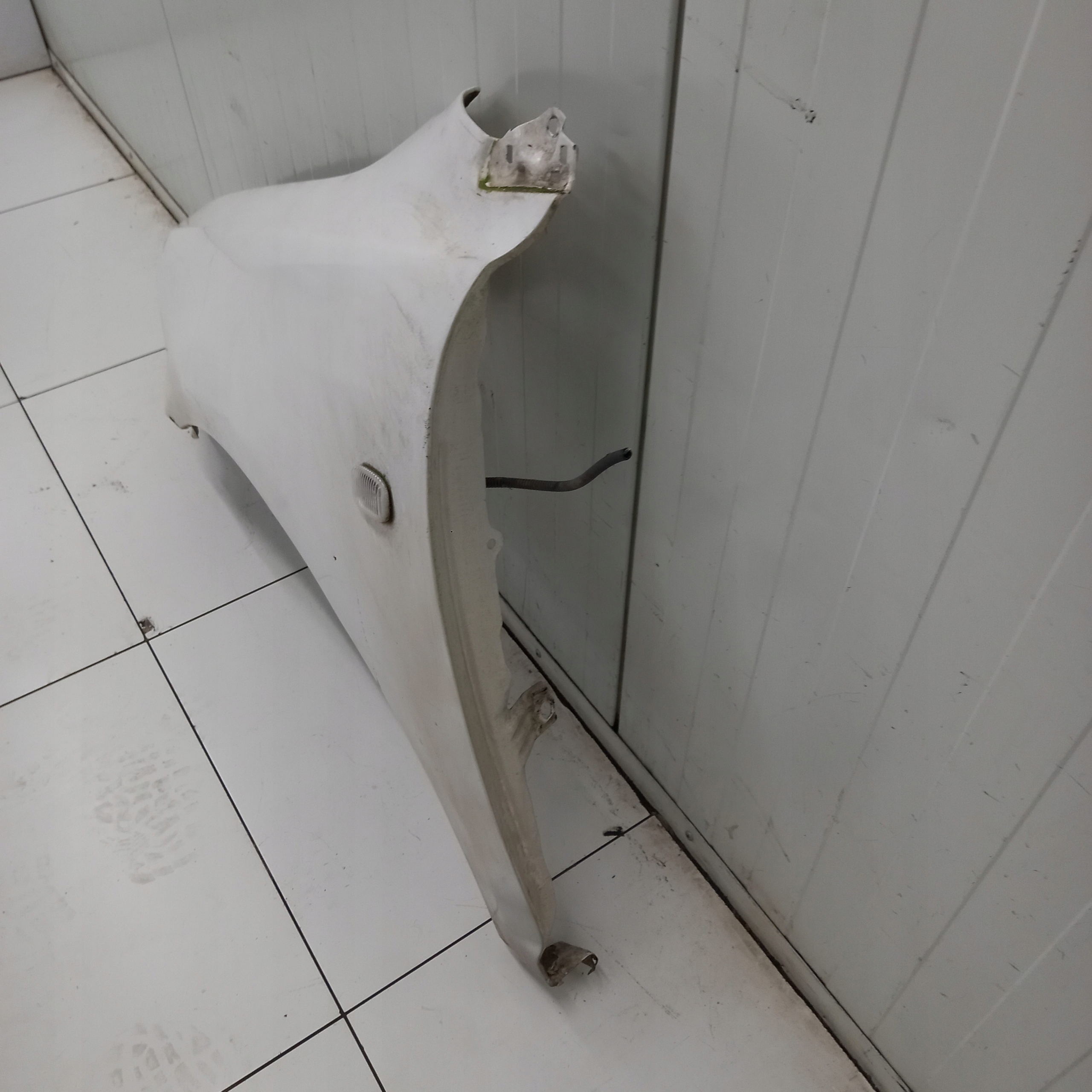 fender left front TOYOTA AVENSIS