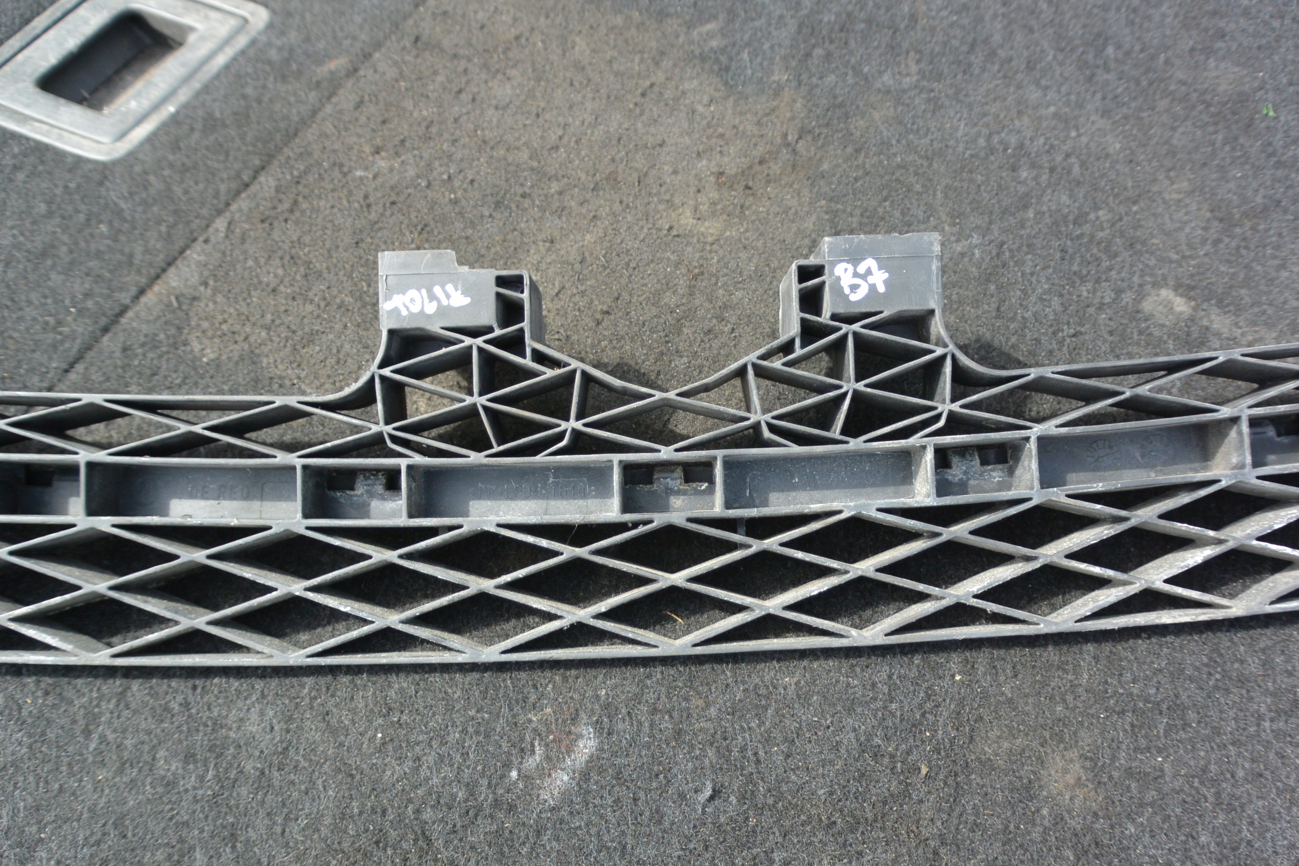 pillar grid of a bumper front VW VOLKSWAGEN PASSAT B7