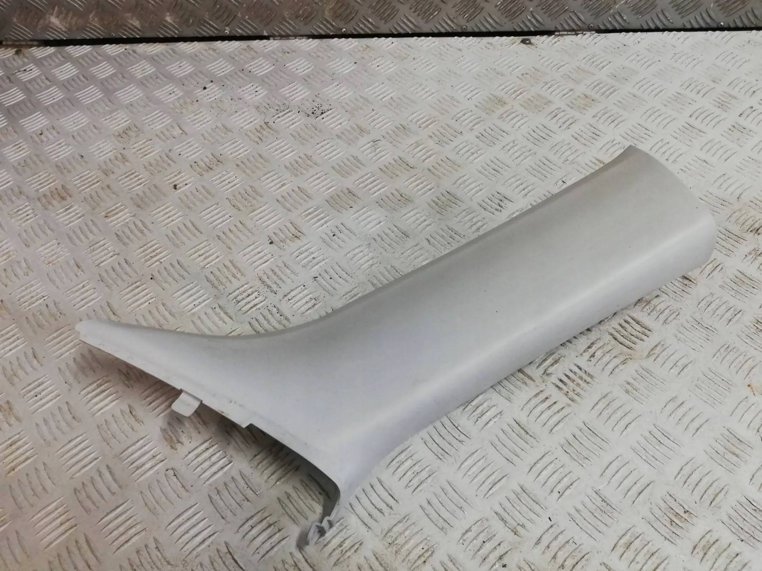 Jeep Renegade OSŁONA SŁUPKA PRAWY PRZÓD